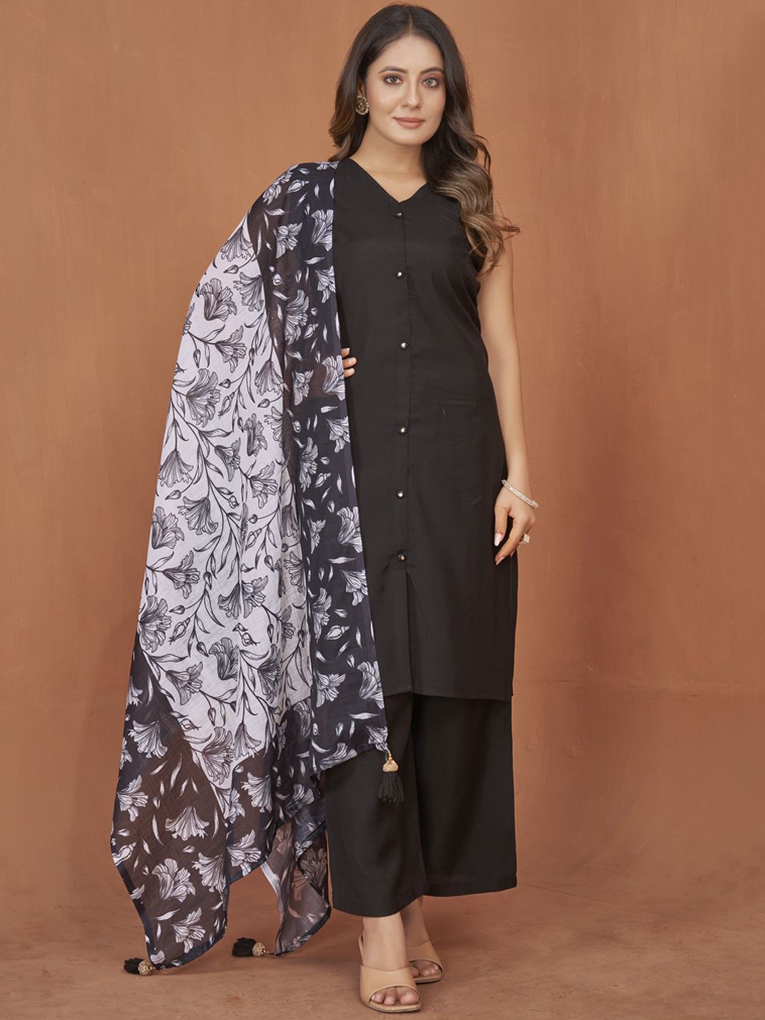 

STYLE SAMSARA V-Neck Regular Kurta With Trousers & Linen Printed Dupatta, Black