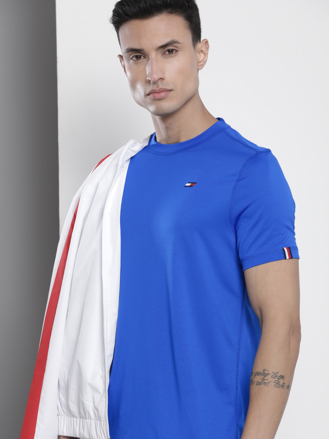 

Tommy Hilfiger Men Brand Logo Moisture Wicking Anti-Odor Slim Fit T-shirt, Blue