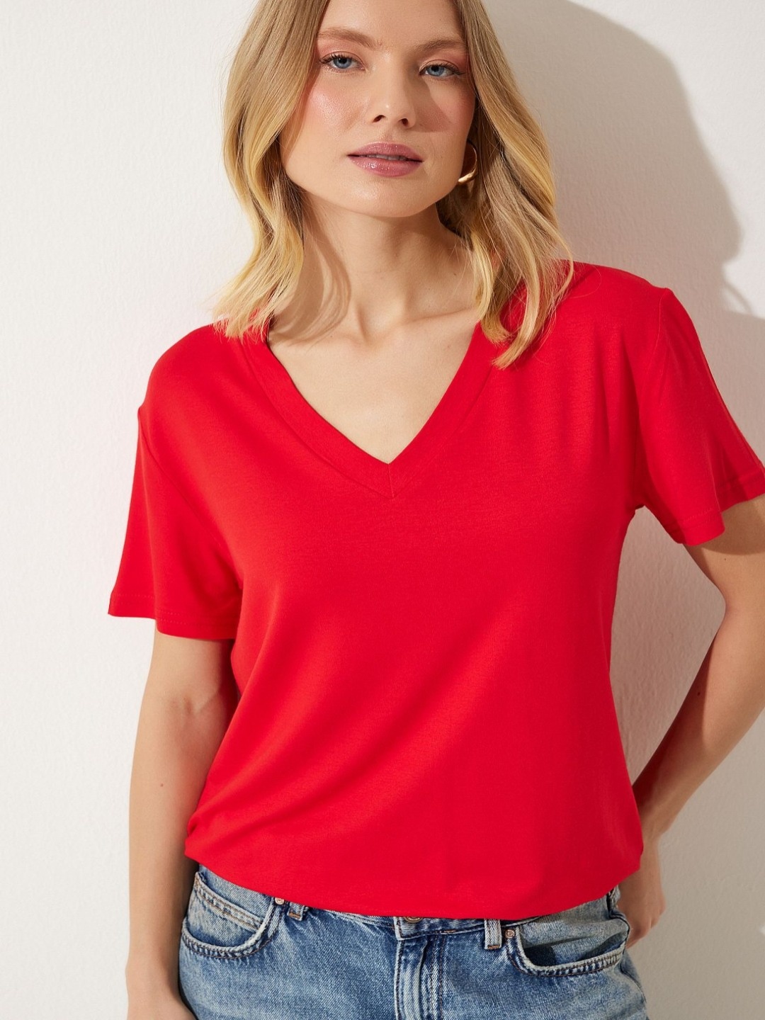 

Happiness istanbul Women Solid V-Neck T-Shirt, Red