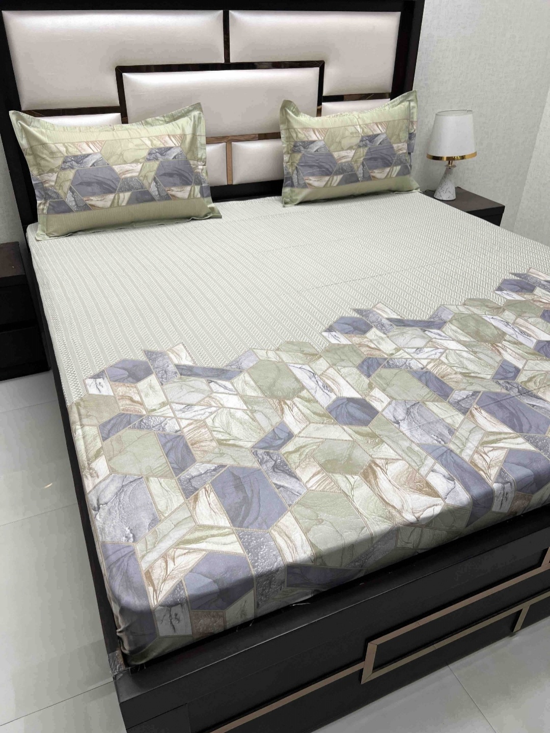 

Pure Decor Royal Majestic Green & Grey Geometric King Bedsheet with 2 Pillow Covers
