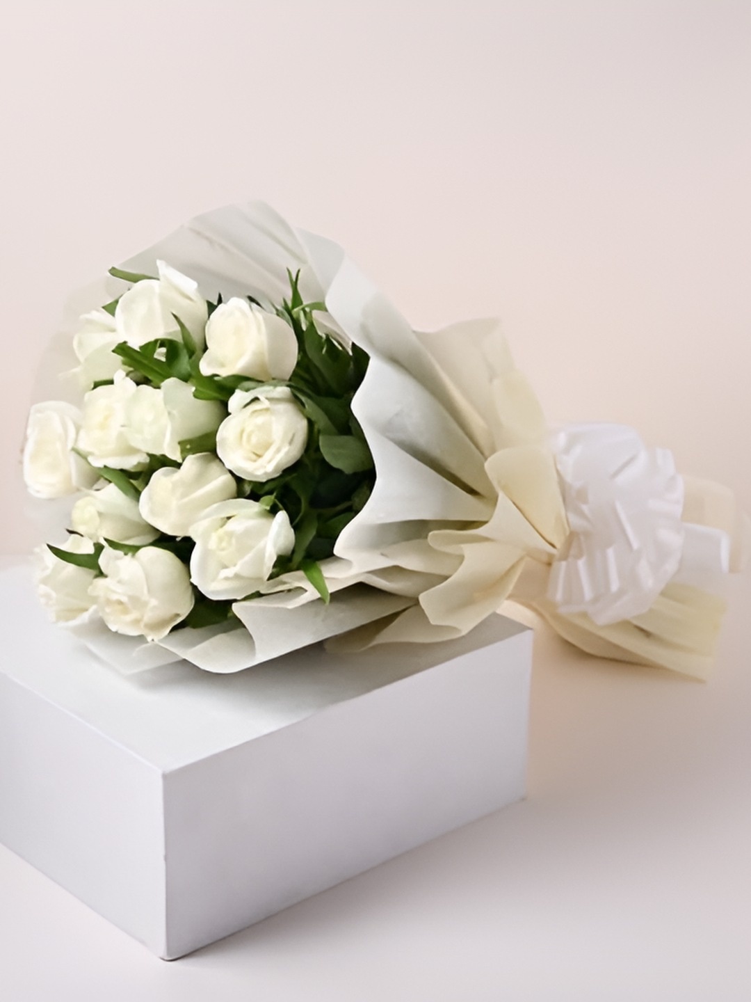 

Floweraura White & Green 12 Pieces Fresh Roses With Non Woven Paper Bouquet