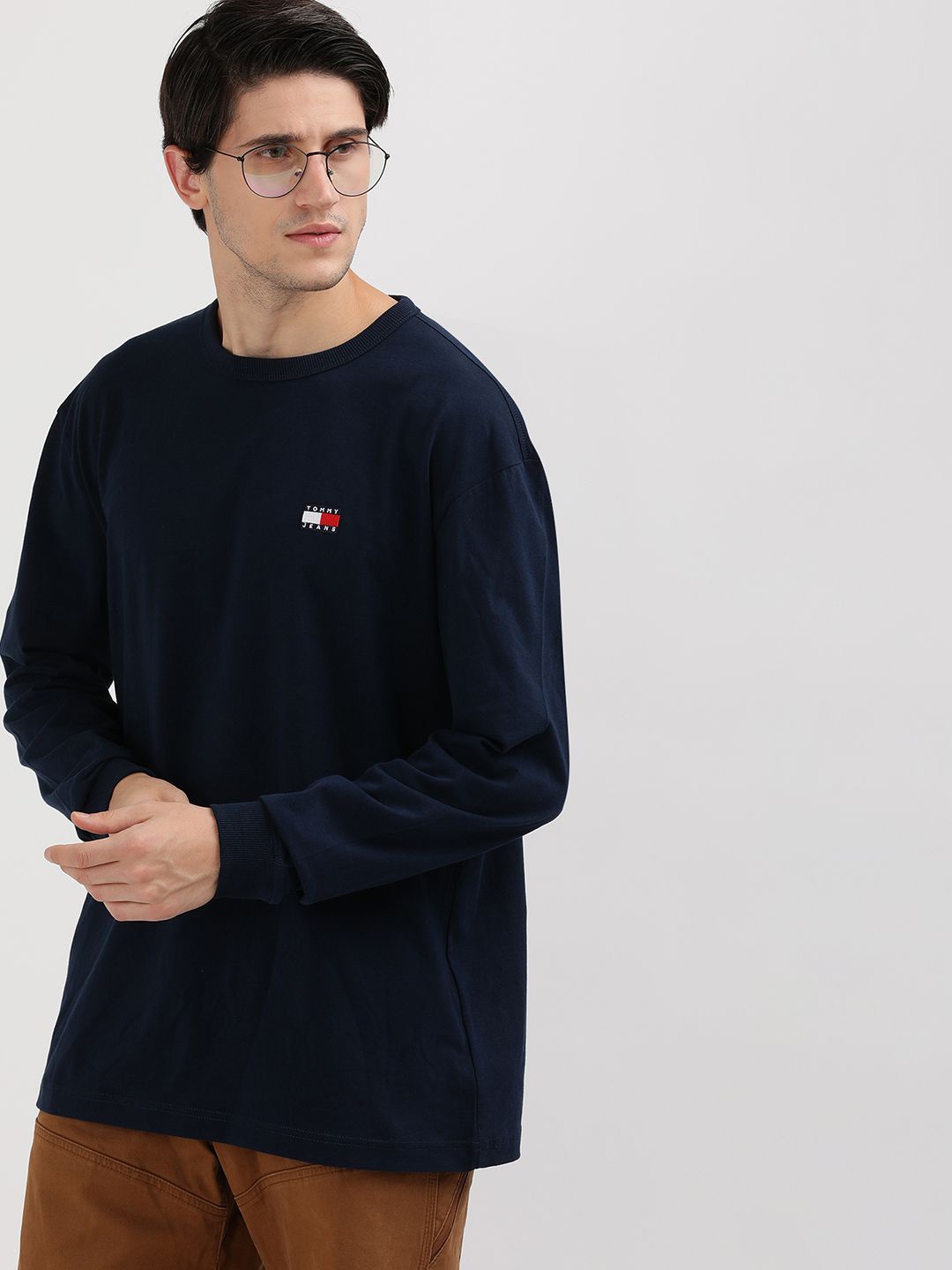 

Tommy Hilfiger Men Solid Mandarin Collar Extended Sleeves Applique T-shirt, Blue