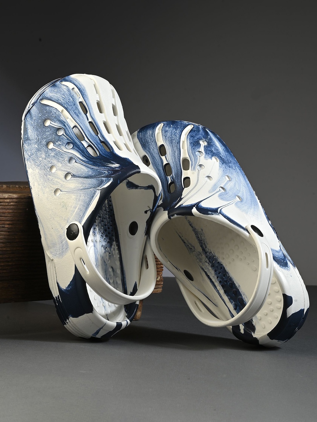 

Vellinto Men Printed Clogs, Navy blue
