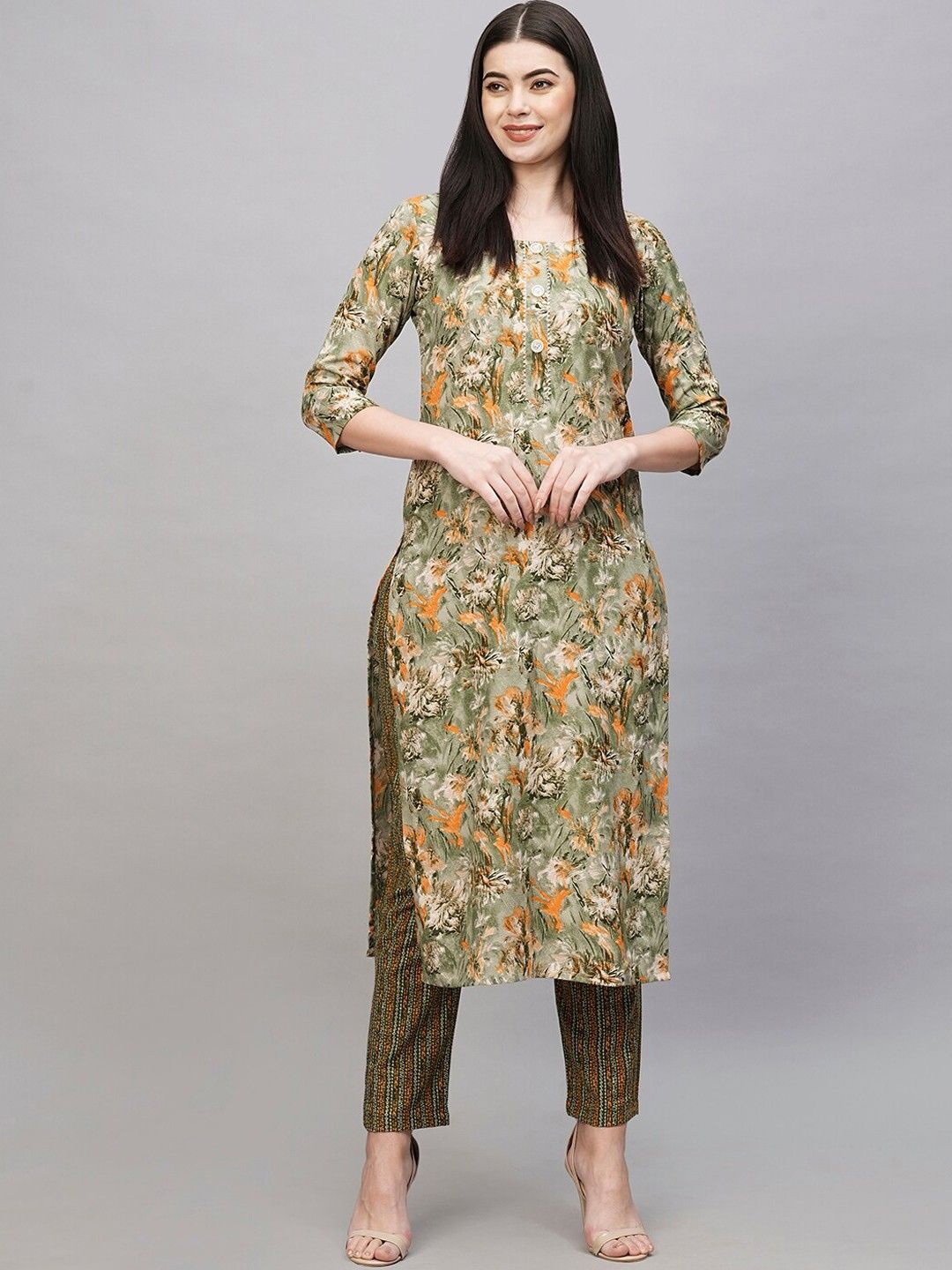 

GoSriKi Floral Printed Regular Straight Kurta with Trousers, Green