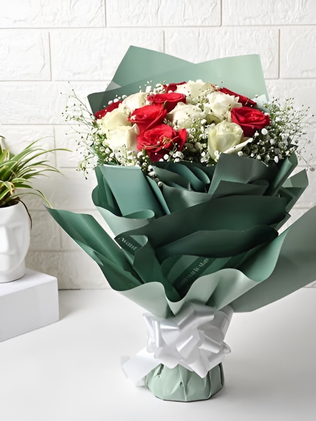 

Floweraura Love Attractive Red & White 16 Pieces Fresh Roses Bouquet