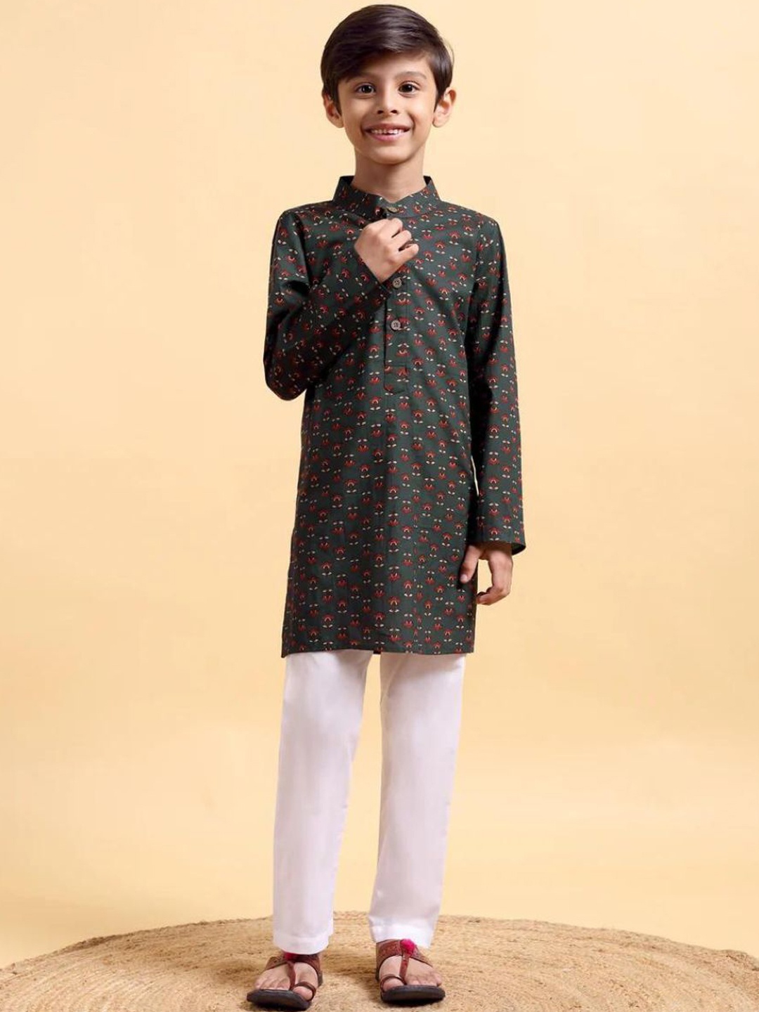 

Mera Rang Boys Floral Printed Regular Pure Cotton Kurta with Pyjamas, Green