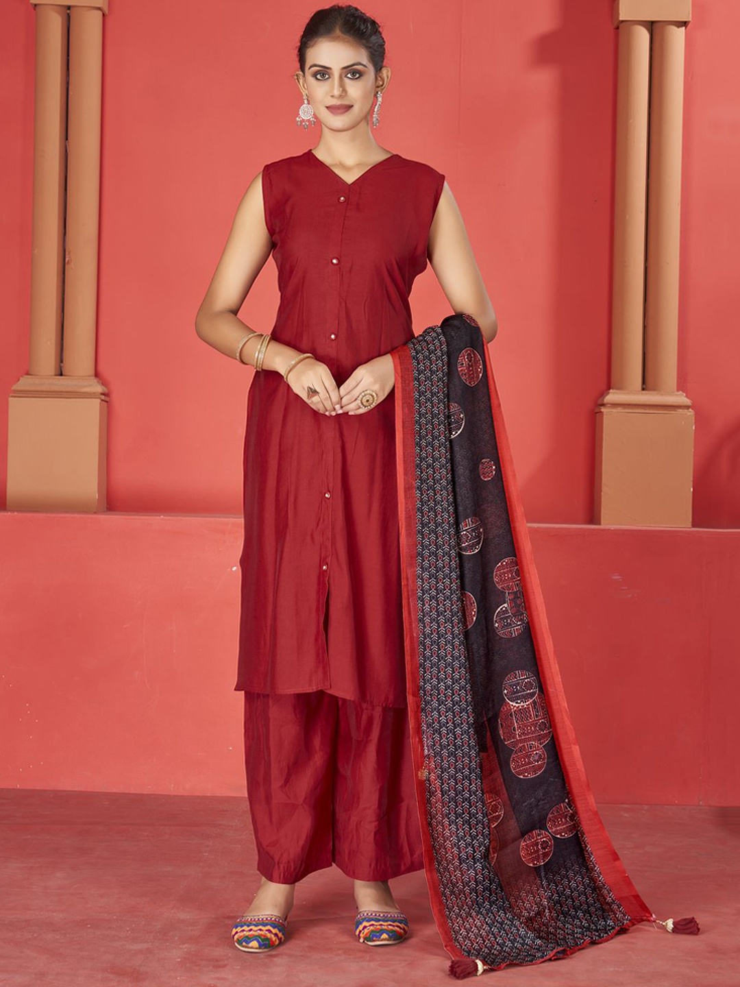 

STYLE SAMSARA V-Neck Regular Kurta With Trousers & Linen Printed Dupatta, Maroon