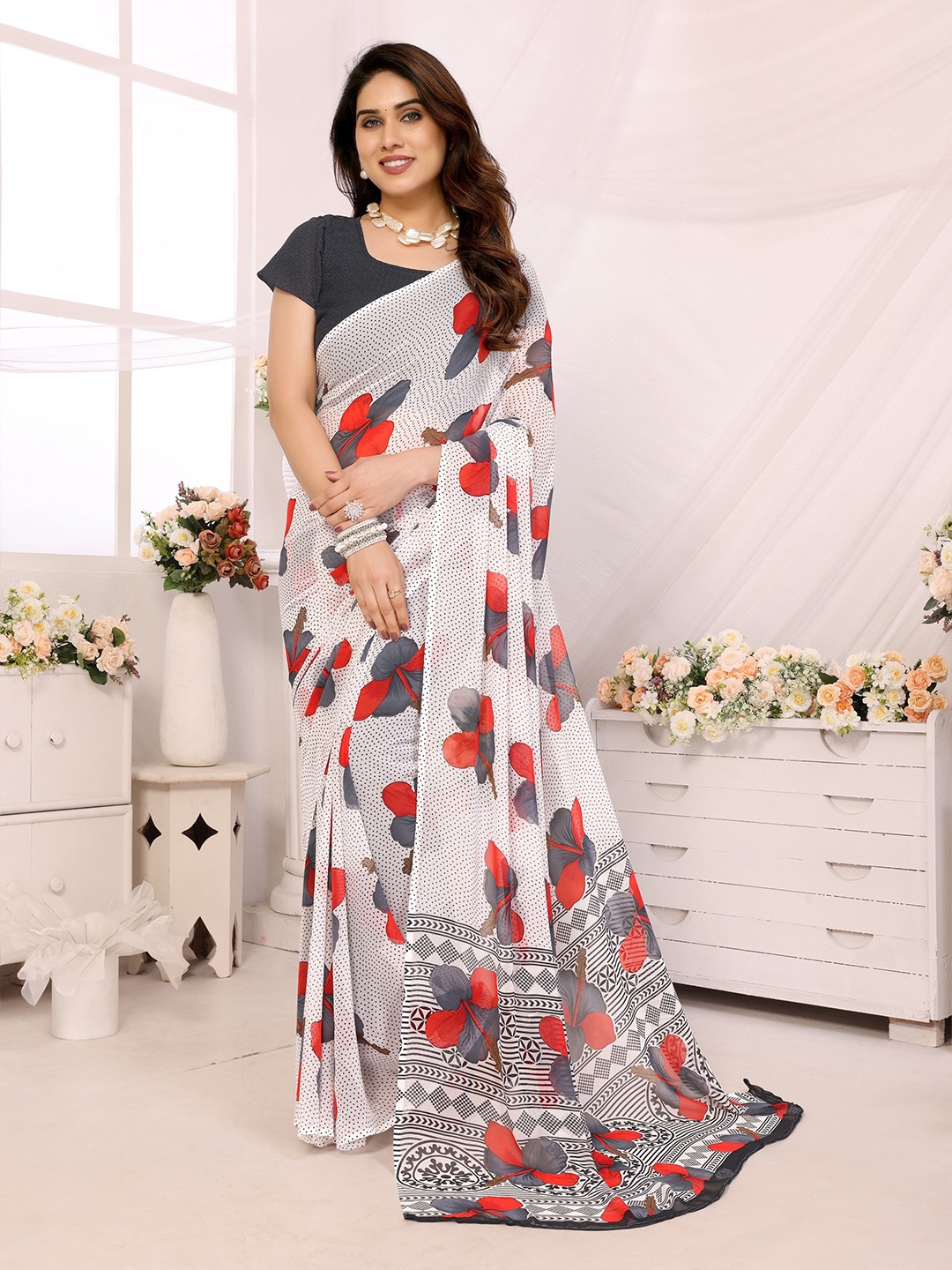 

Ambuja International Ethnic Motifs Printed Pure Georgette Saree, White