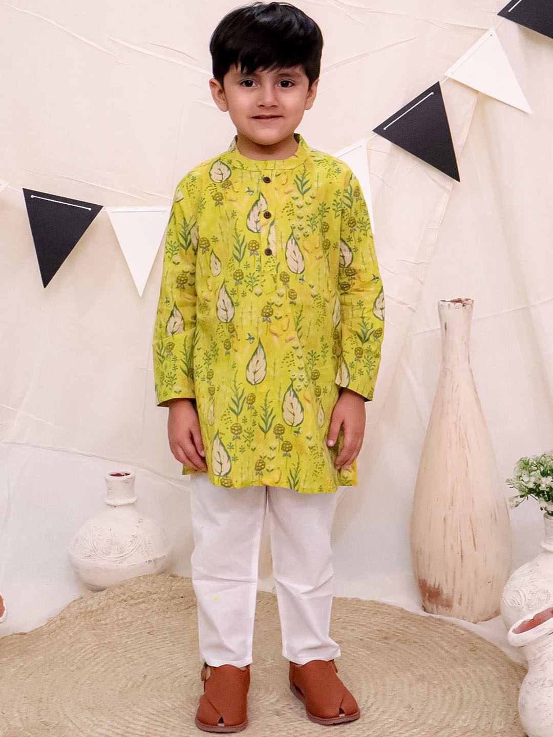 

Ka-mee Boys Floral Printed Regular Pure Cotton Kurta with Pyjamas, Green