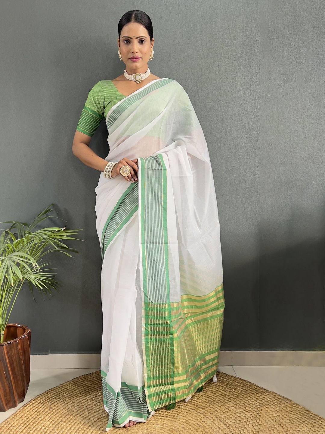

APNISHA Solid Woven Design Zari Saree, White