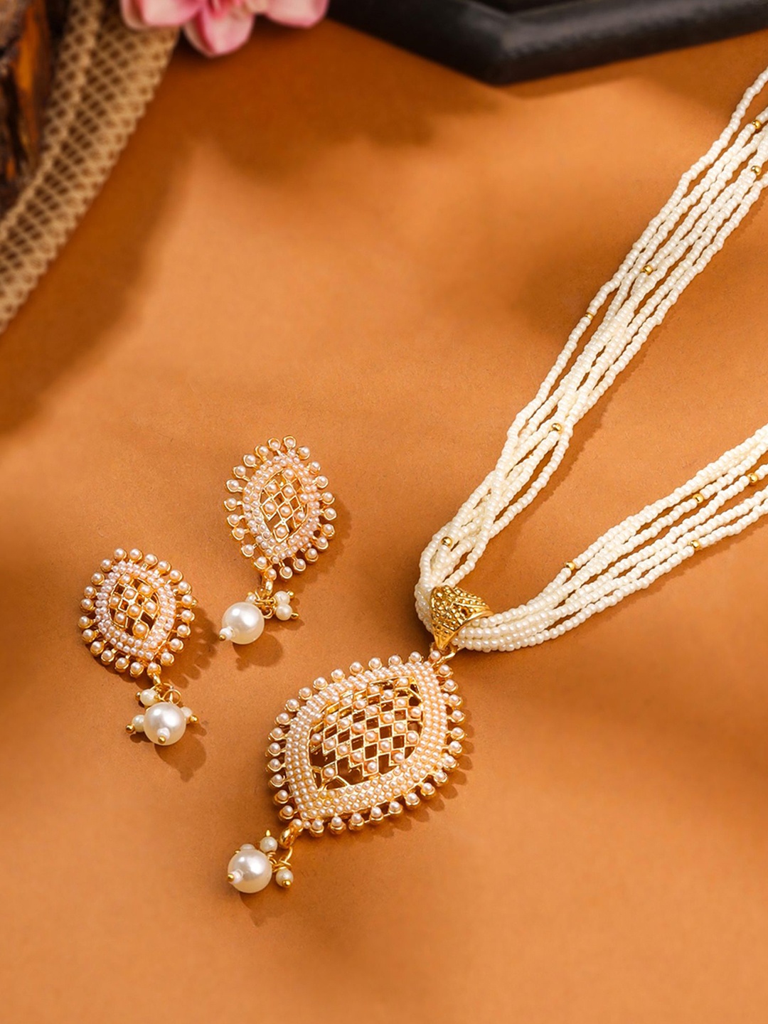 

Yellow Chimes Gold-Plated Kundan Studded & Pearls Jewellery Set