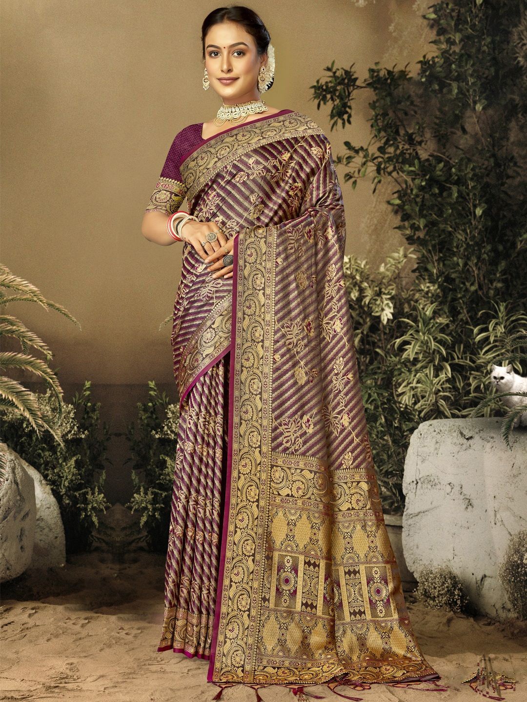 

Ishin Ethnic Motifs Printed Satin Saree, Burgundy