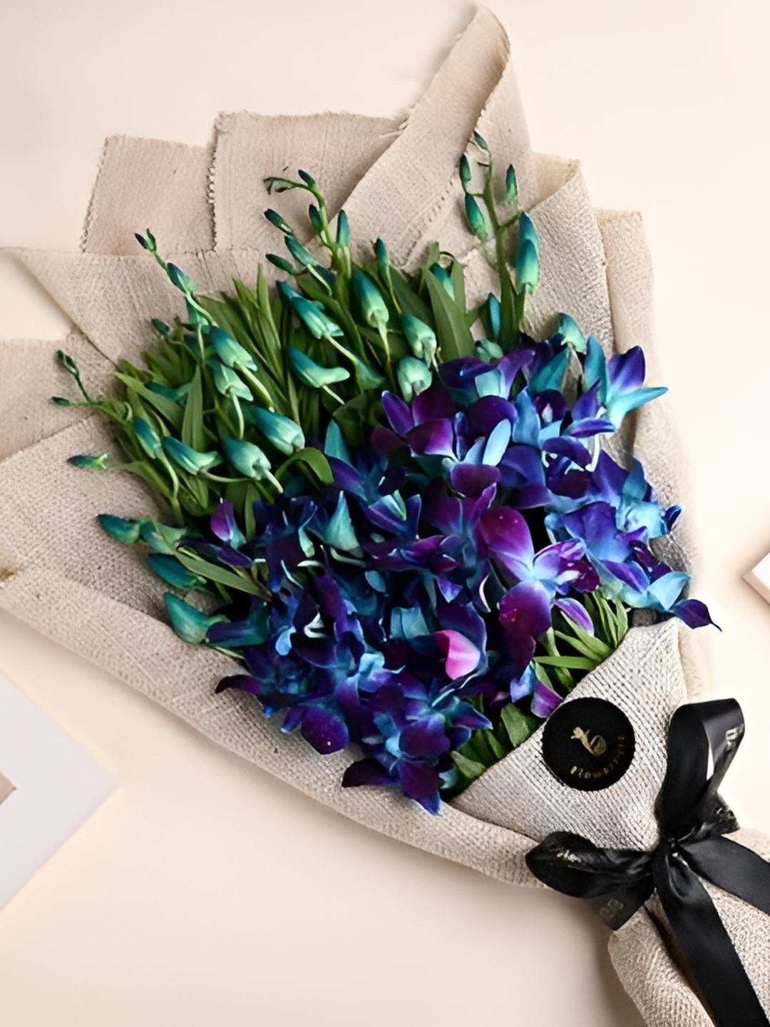 

Floweraura Blue & Green 6 Pieces Fresh Exotic Flowers Bouquet In Jute Packing