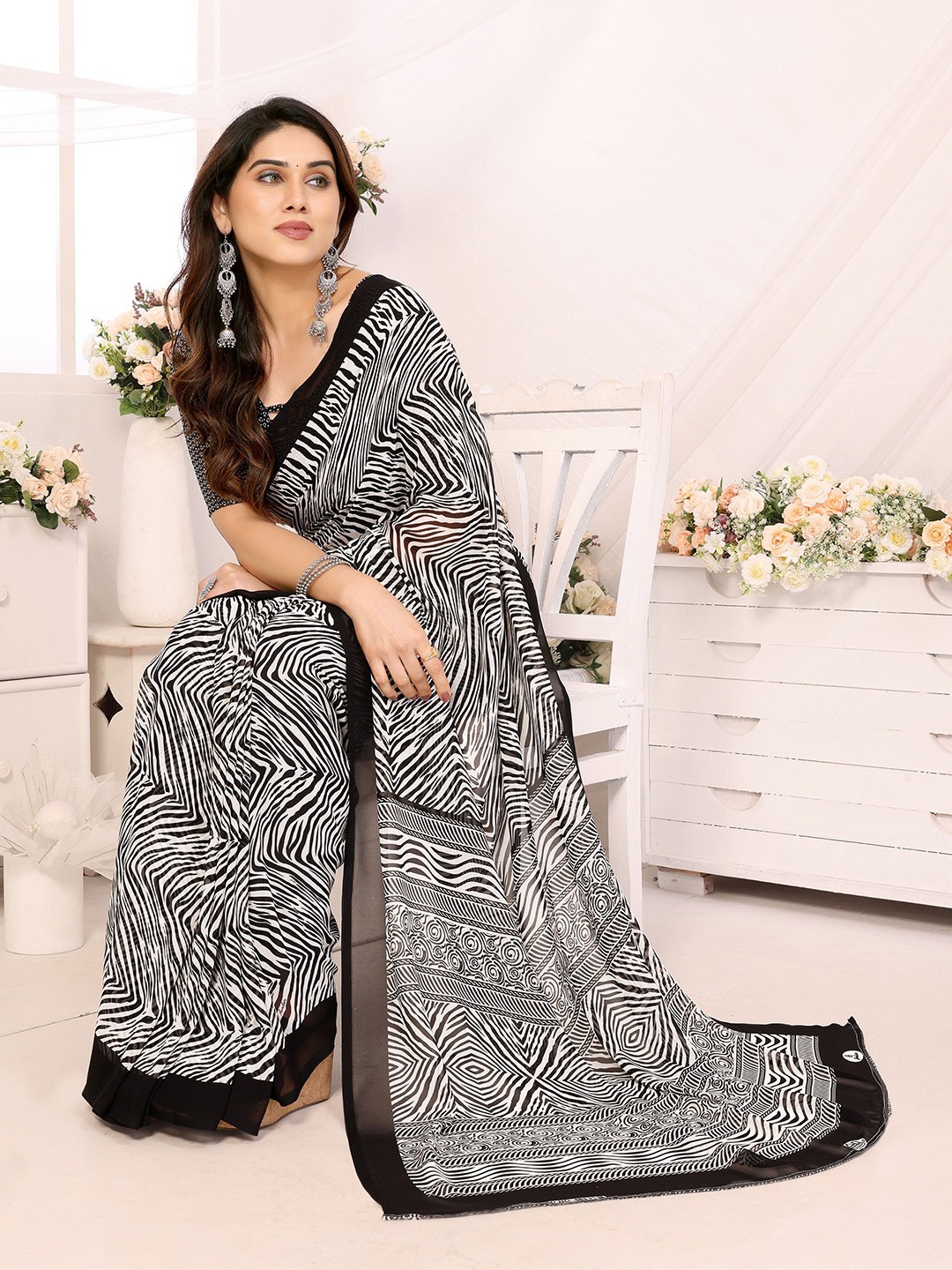 

The Textile Hub Women Leheriya Printed Pure Georgette Leheriya Saree, Black