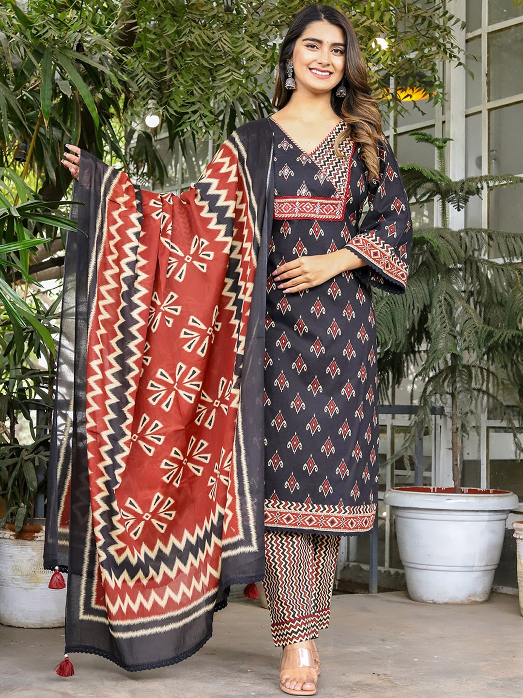 

Chandbaali Women Floral Printed Regular Pure Cotton Kurta with Trousers & With Dupatta, Black
