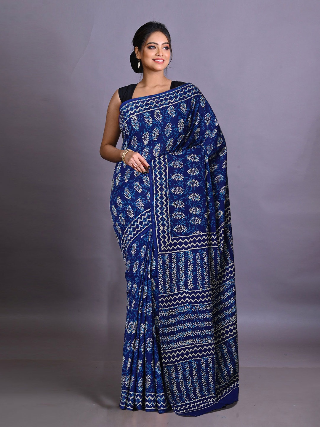 

Unnati Silks Floral Pure Cotton Handloom Block Print Saree, Navy blue