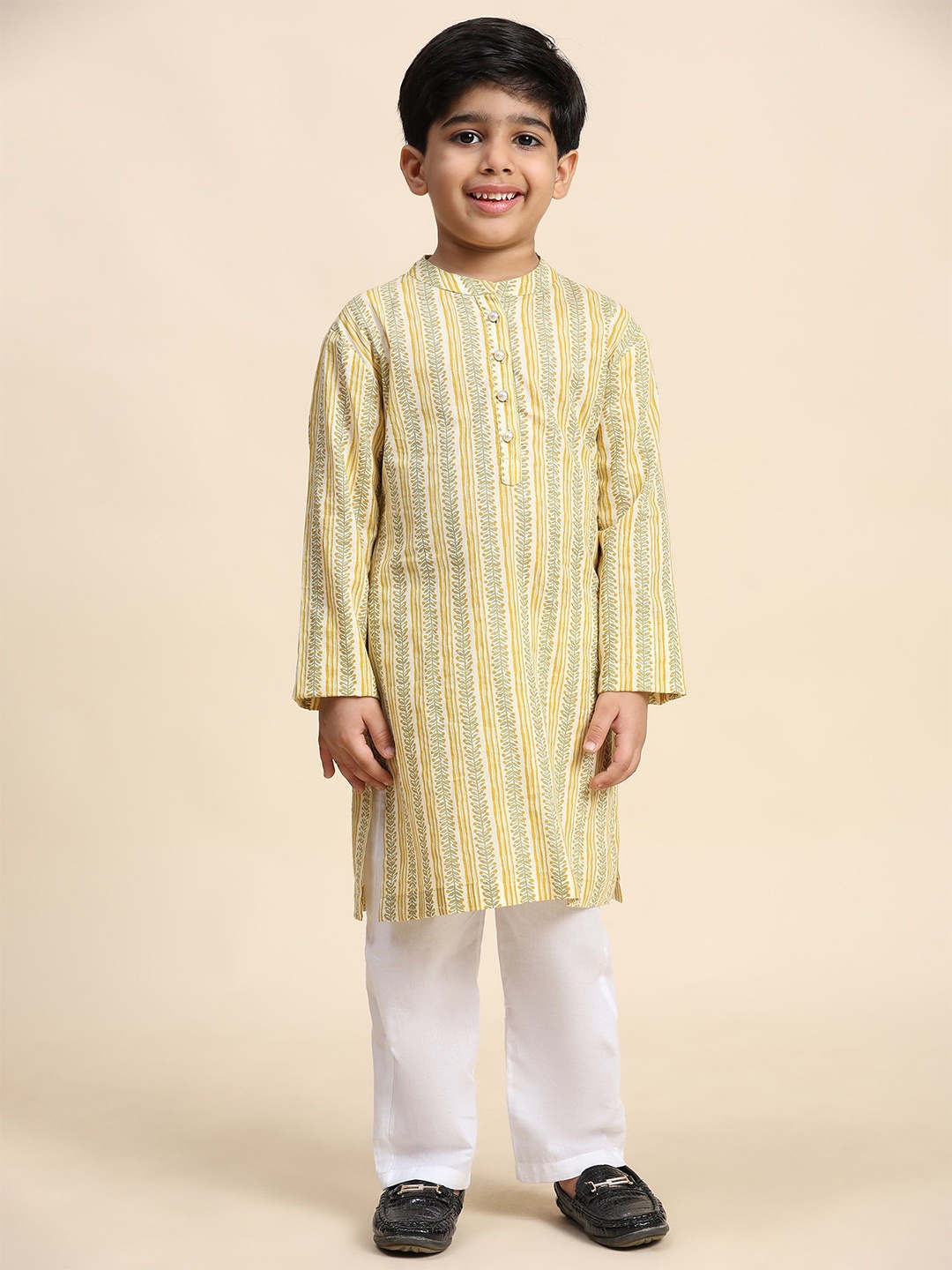 

Maaesa Boys Floral Printed Regular Beads and Stones Pure Cotton Kurta with Pyjamas, Yellow