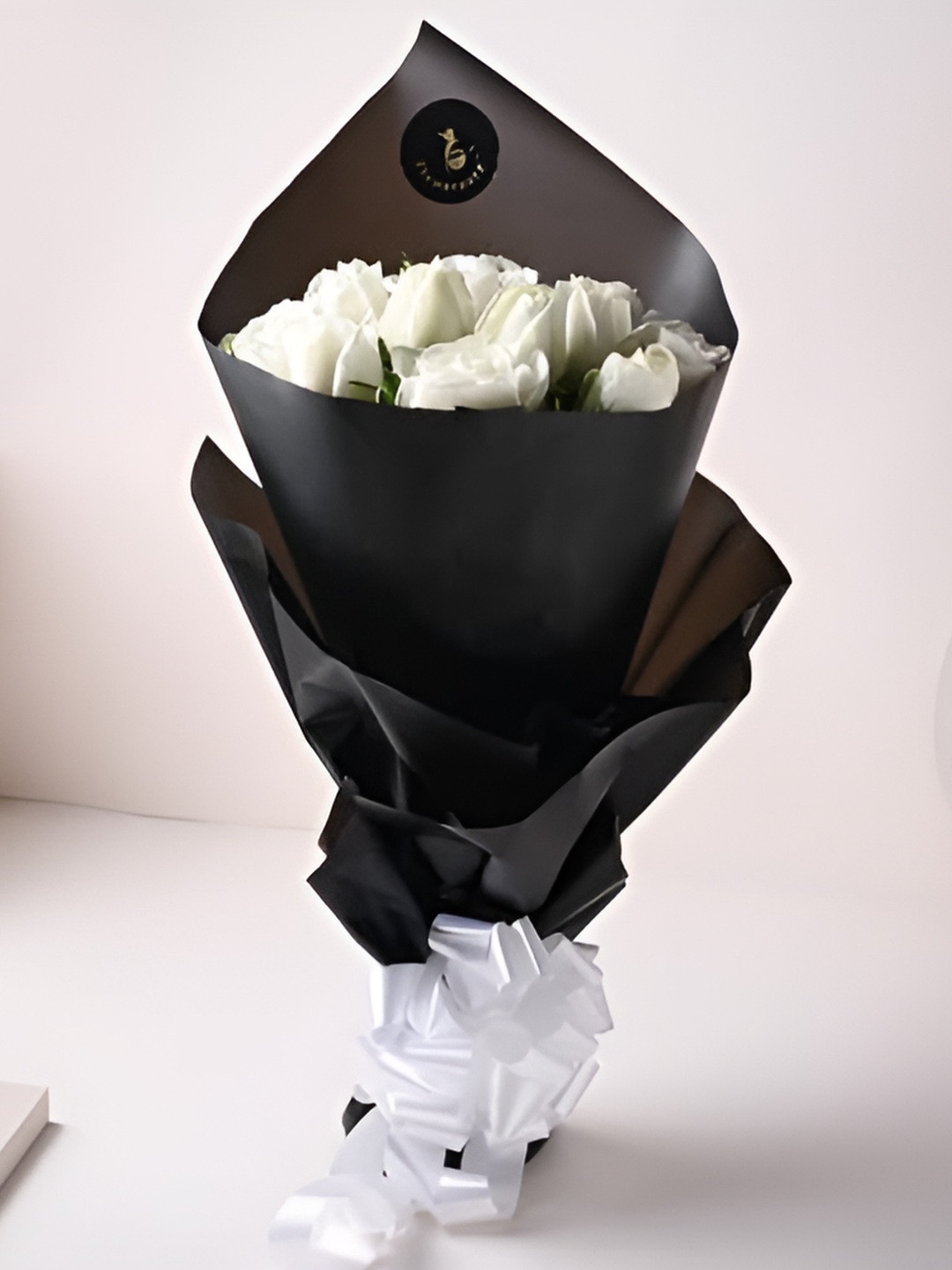 

Floweraura White & Black 6 Pieces Fresh Roses Bouquet