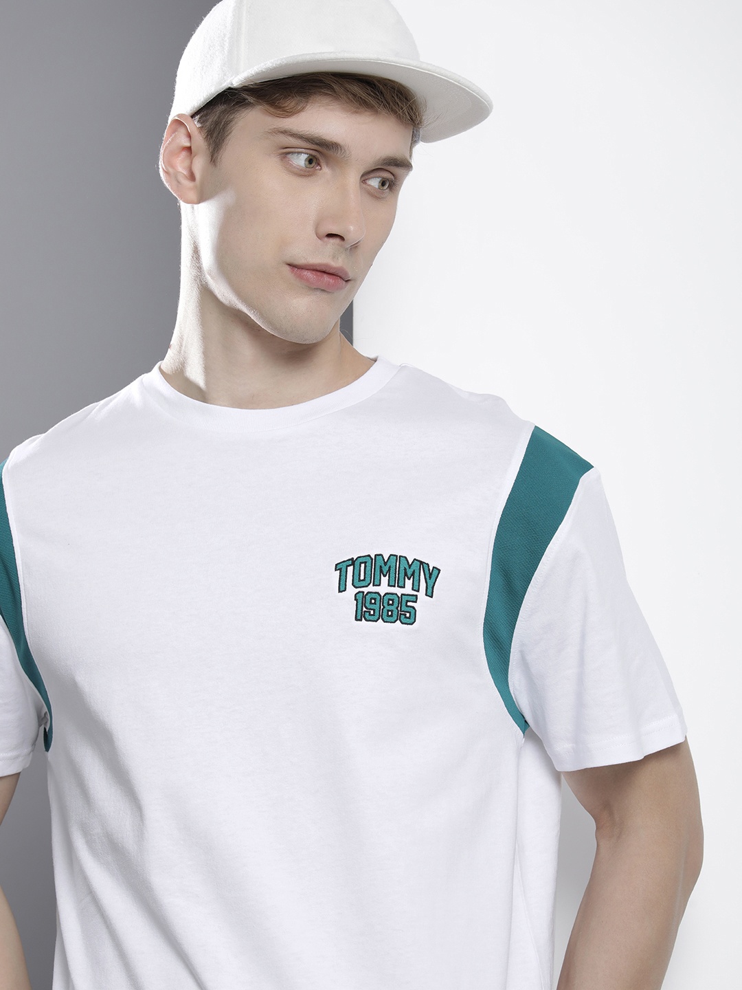 

Tommy Hilfiger Pure Cotton Brand Logo Embroidered Casual T-shirt, White