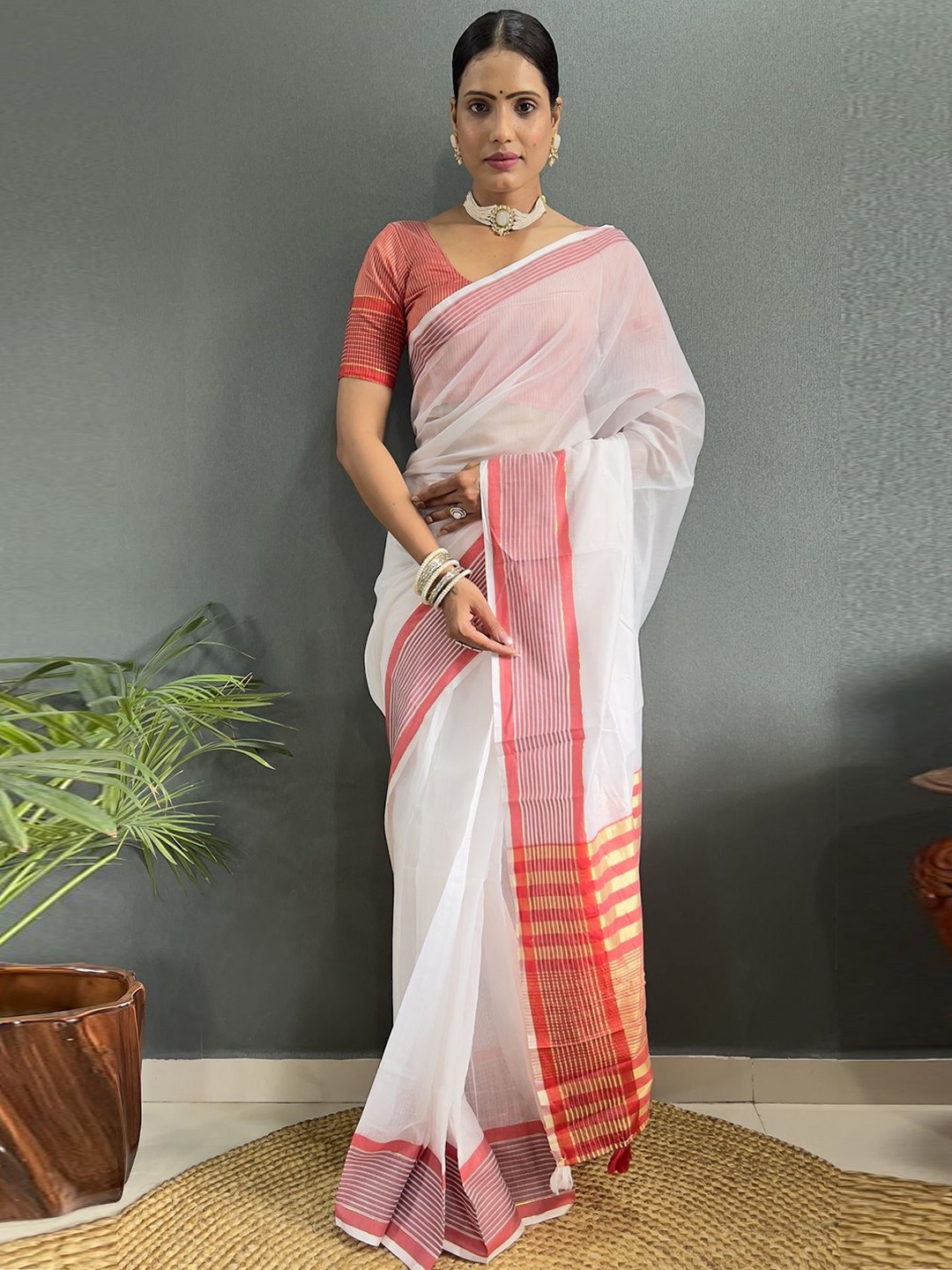 

Aika Women Solid Saree With Striped Border, Red