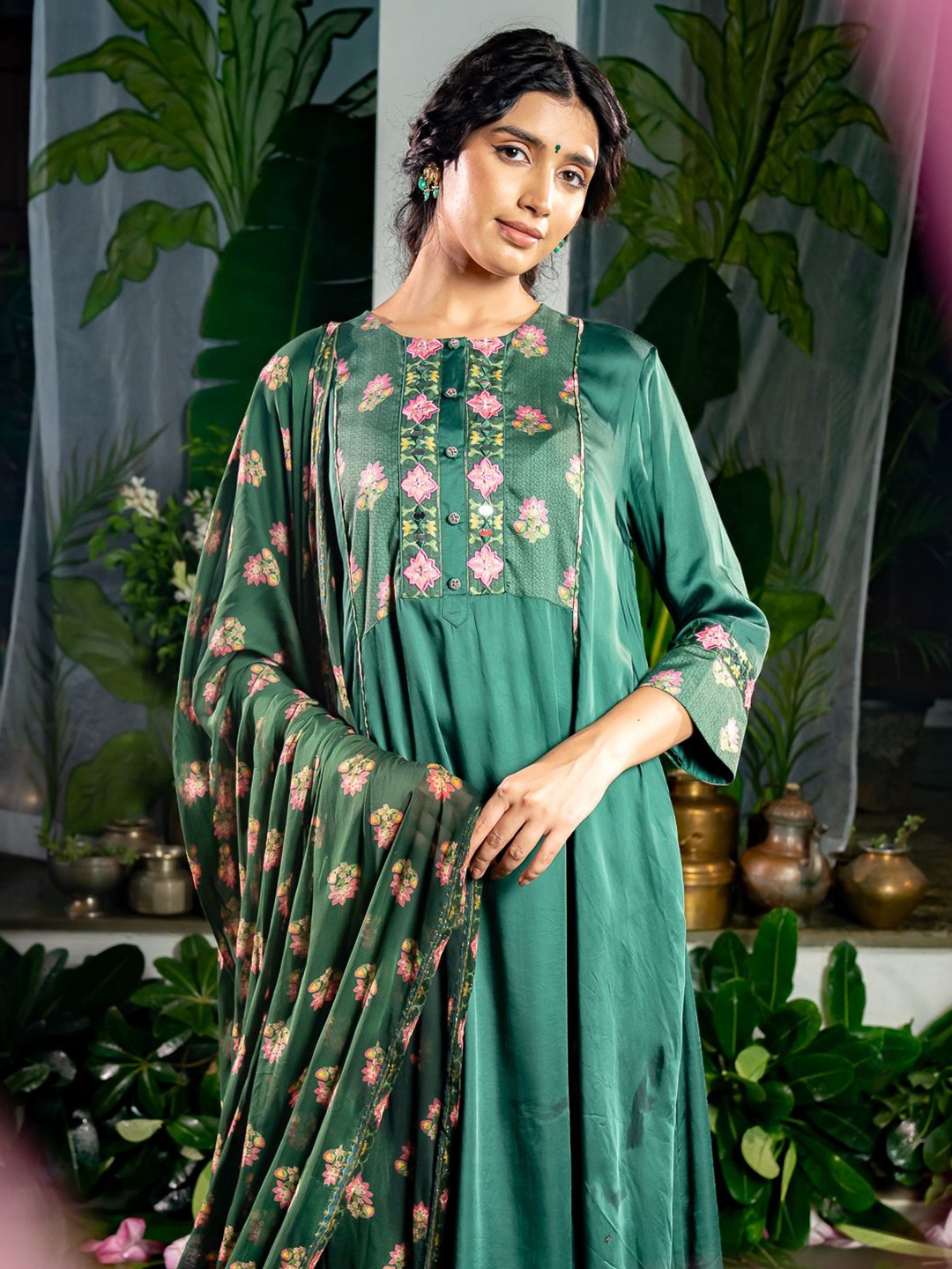 

Baise Gaba Women Floral Embroidered Regular Zardozi Kurta with Pyjamas & With Dupatta, Green