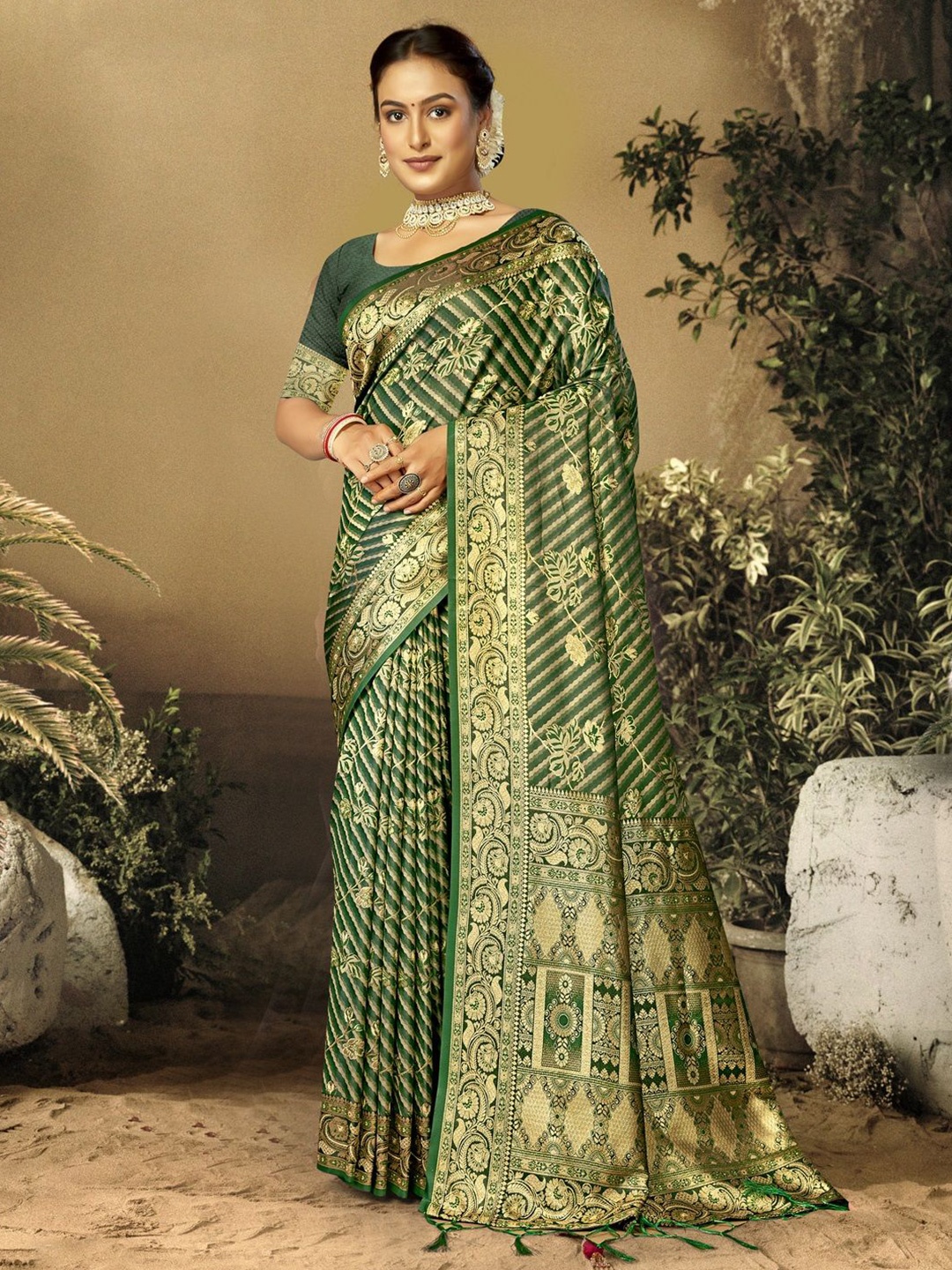 

Ishin Women Woven Design Zari Heavy Work Saree, Green