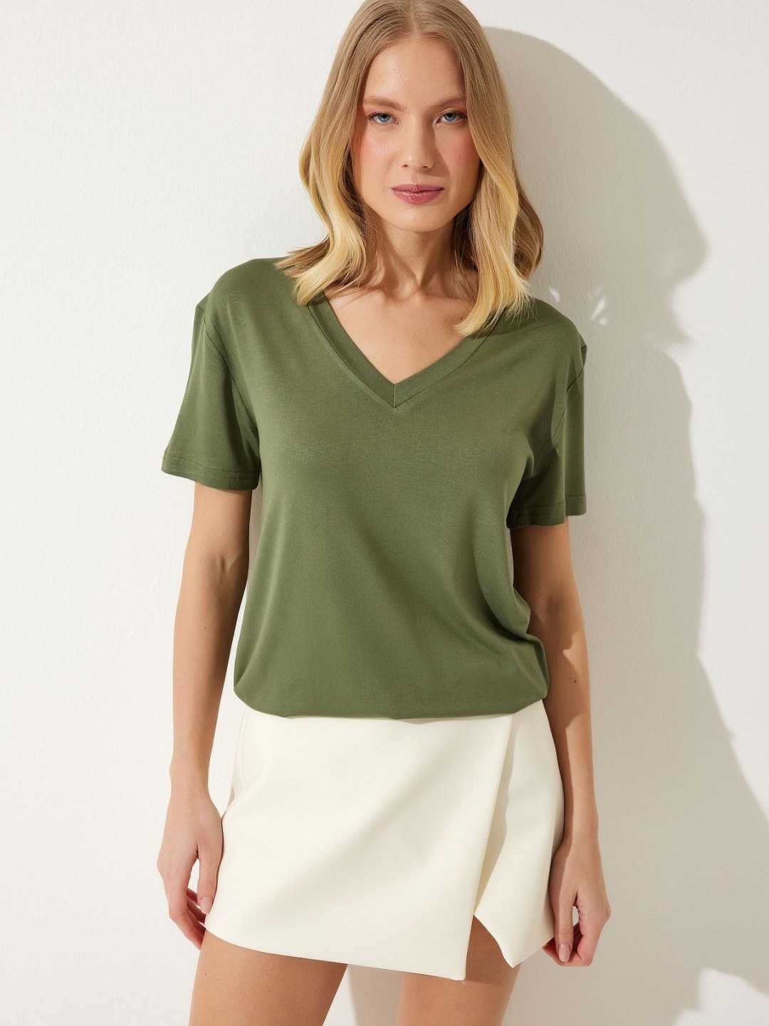 

Happiness istanbul Women Solid V-Neck Oversized T-Shirt, Olive