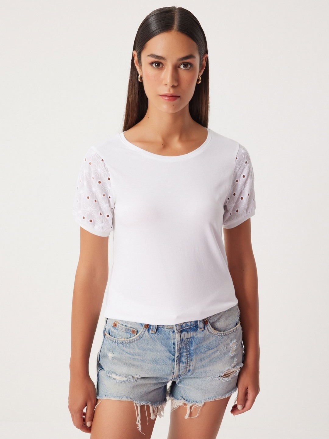 

Happiness istanbul Women Solid Round Neck Cotton T-Shirt, White