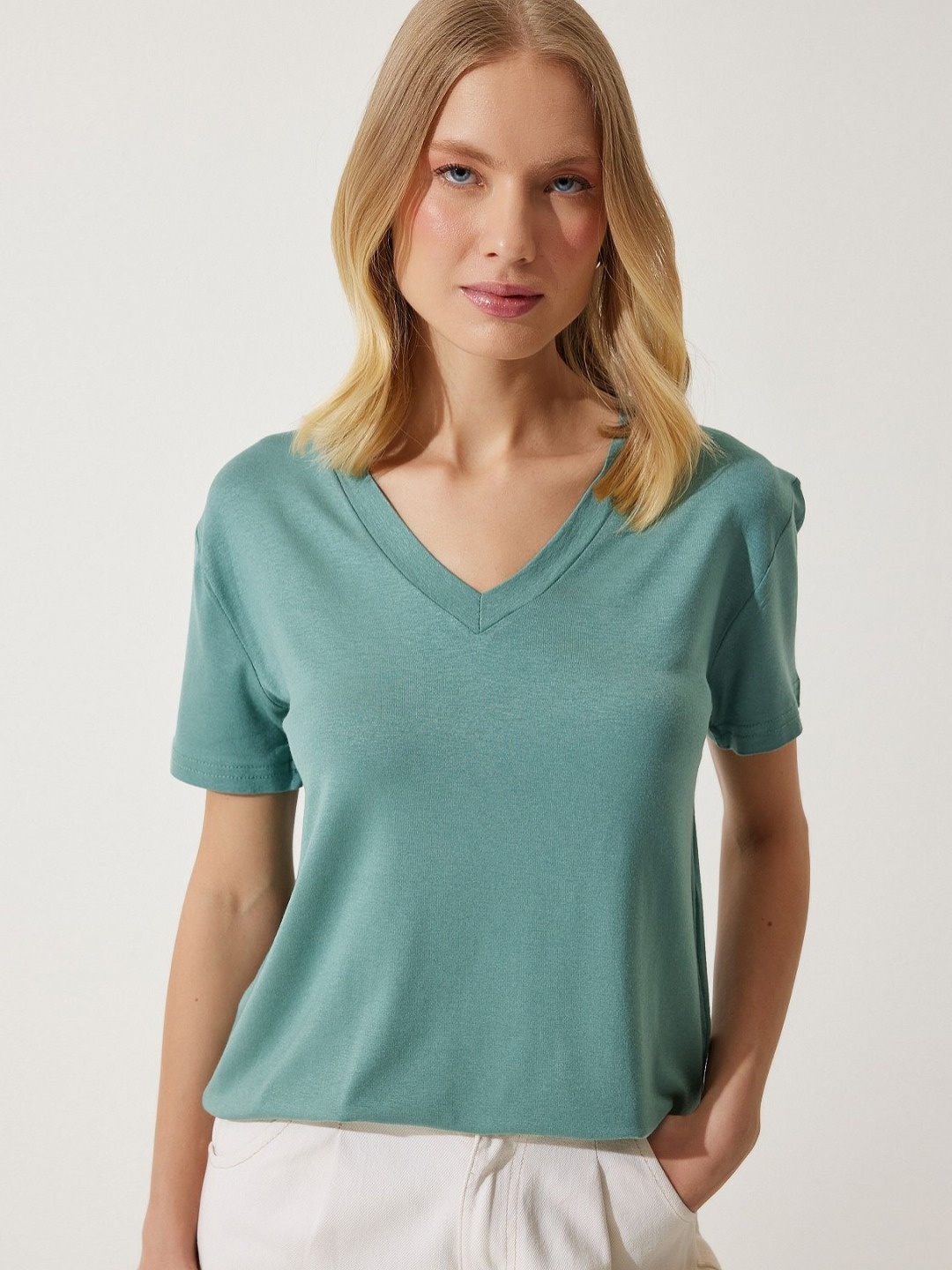 

Happiness istanbul Women Solid V-Neck T-Shirt, Green