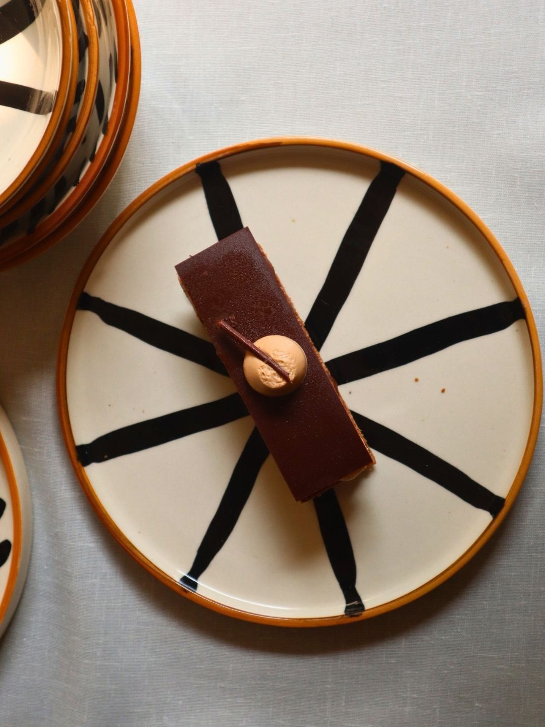 

WEAVING HOMES White & Black Ceramic Food Platter