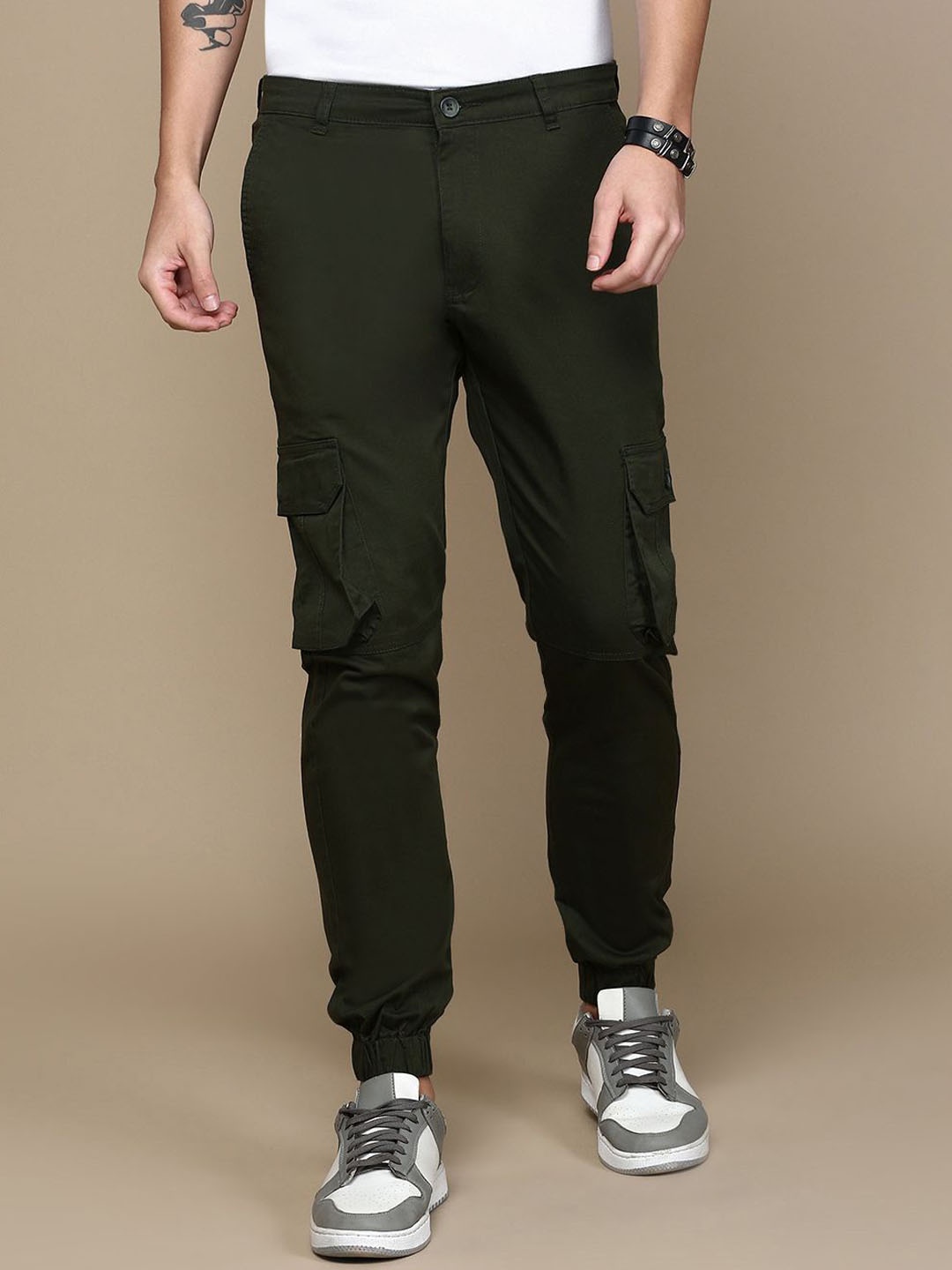 

Chennis Men Solid Joggers Trousers, Green