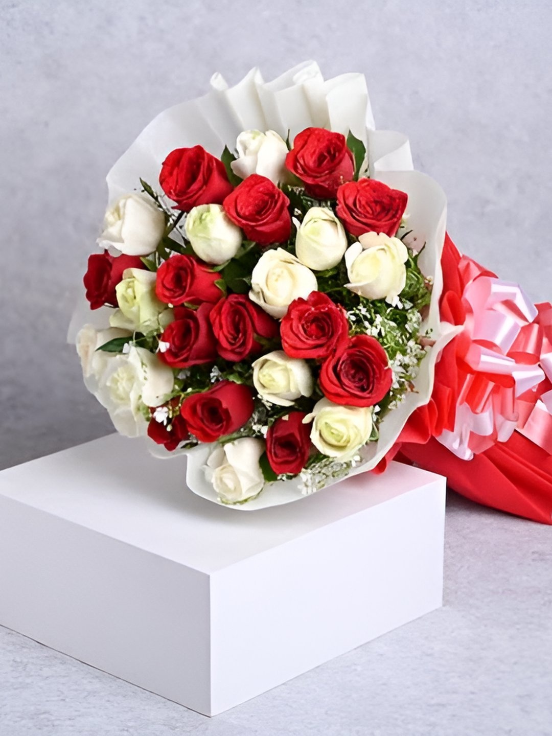 

Floweraura 25 Pieces Red & White Roses Flowers Bouquet