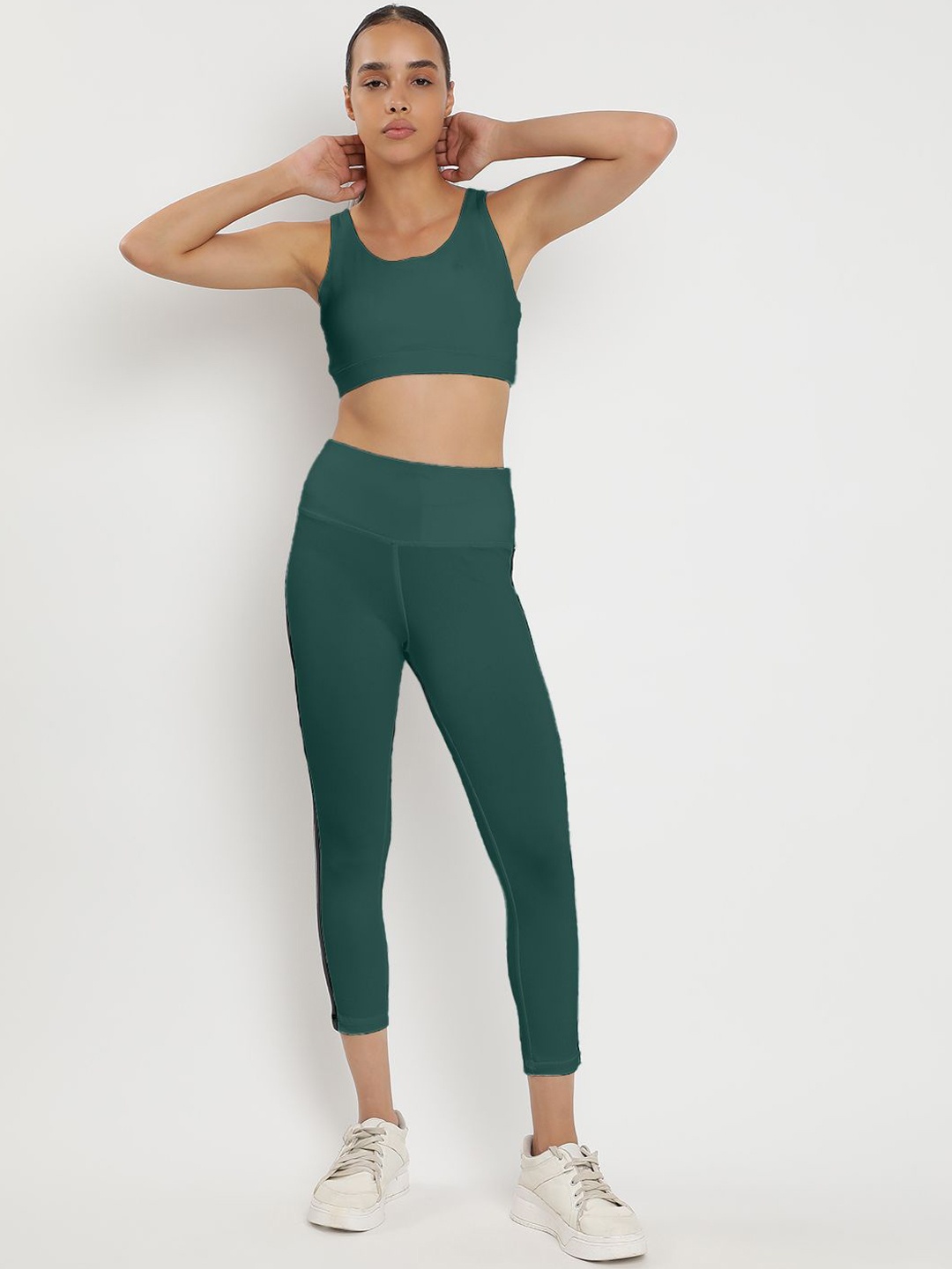 

Wearjukebox Sports Bra With High-Rise Leggings Co-Ords, Green