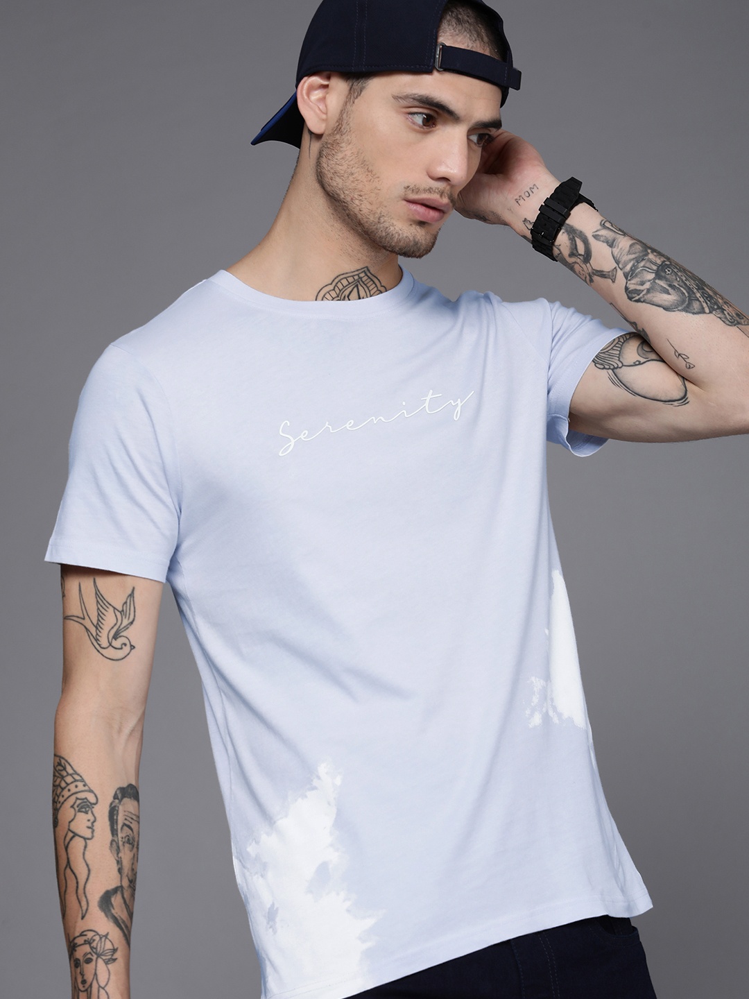 

WROGN Men Blue Solid Pure Cotton Slim Fit T-shirt