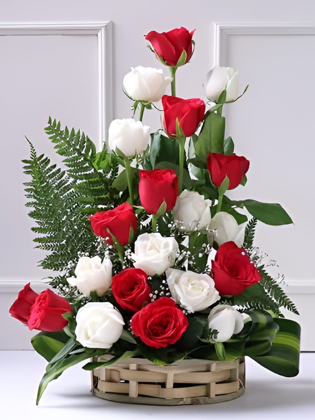 

Floweraura 20 Pieces Red & White Roses Fresh Flowers Basket