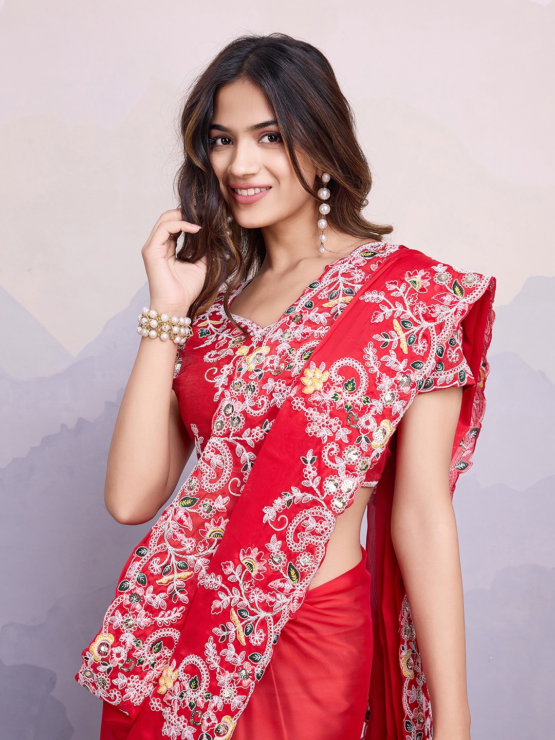 

VAIRAGEE Floral Embroidered Saree, Red