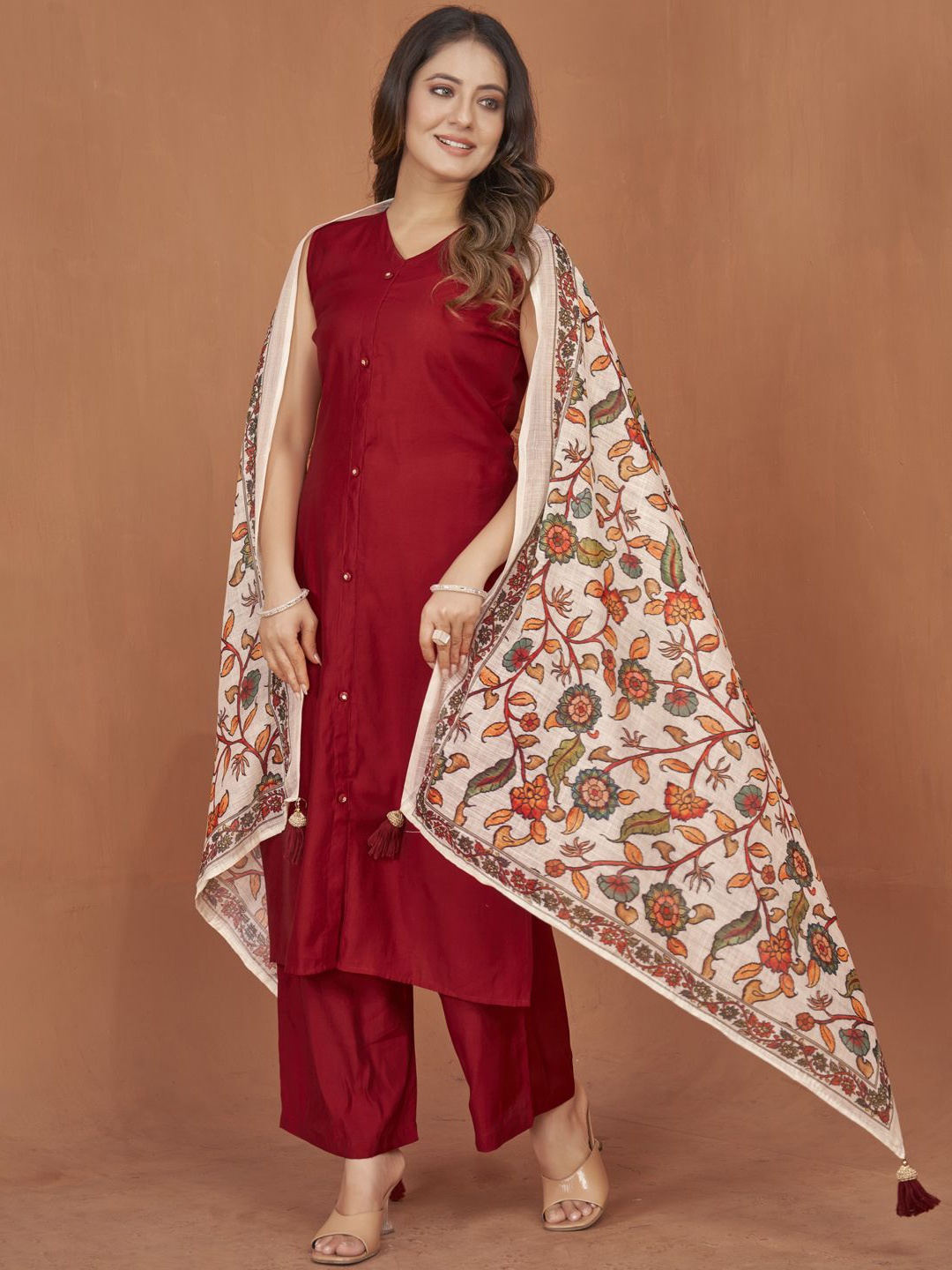 

STYLE SAMSARA V-Neck Regular Kurta With Trousers & Linen Printed Dupatta, Maroon