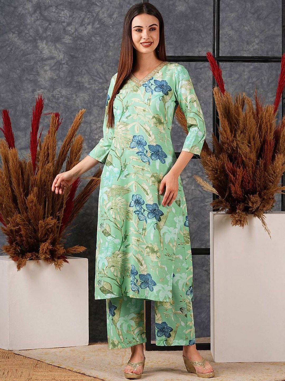 

GoSriKi Floral Printed Straight Kurta with Palazzos, Green