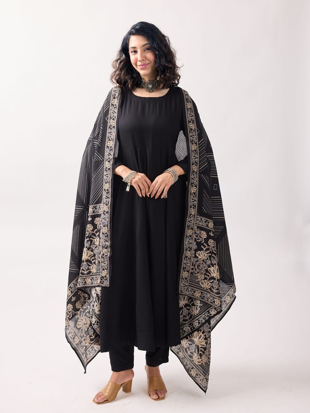 

TOOCHKI Women Round Neck Round Plain Kurti Pant With Printed Dupatta, Black