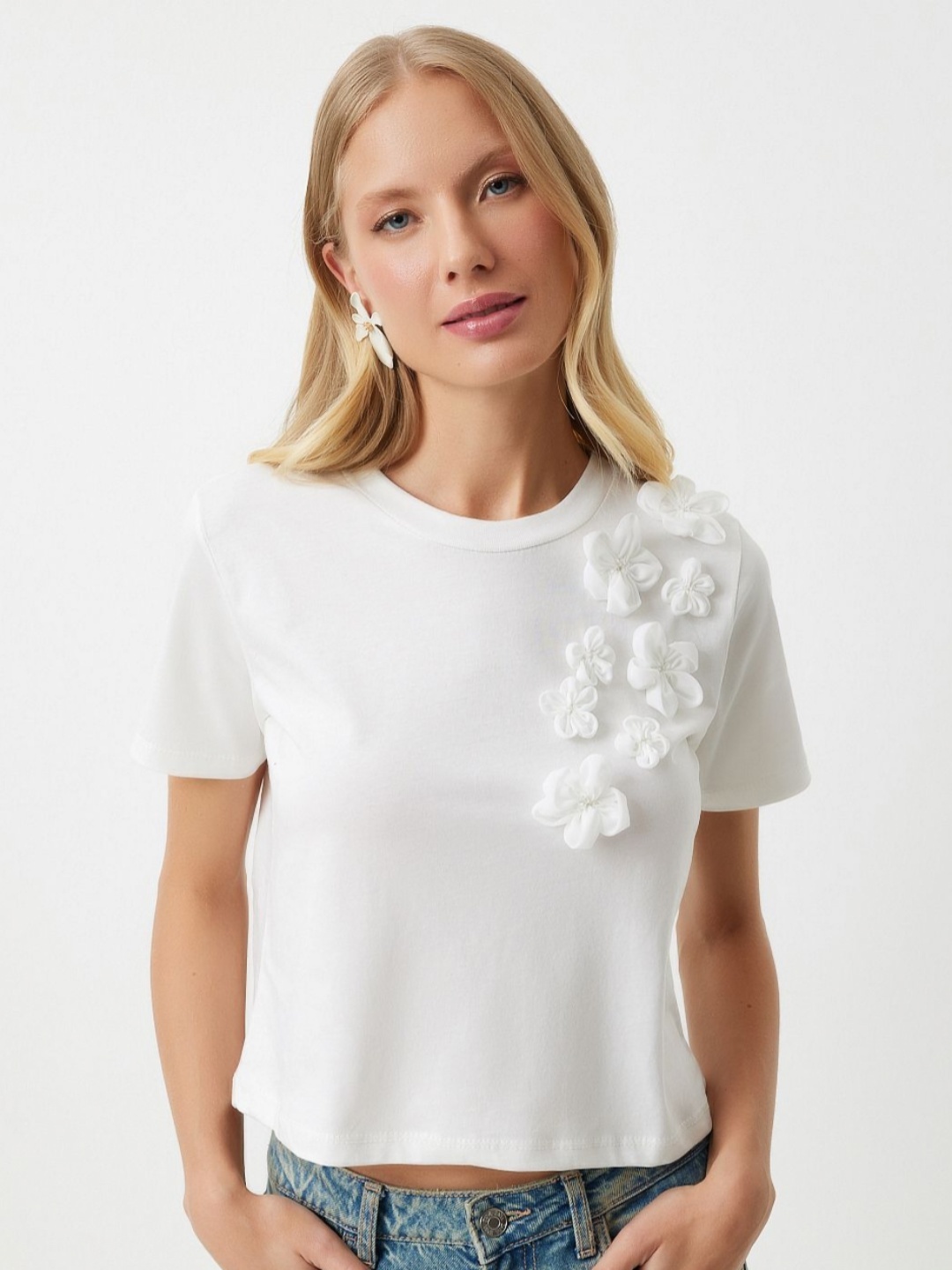 

Happiness istanbul Women Solid V-Neck Cotton T-Shirt, White
