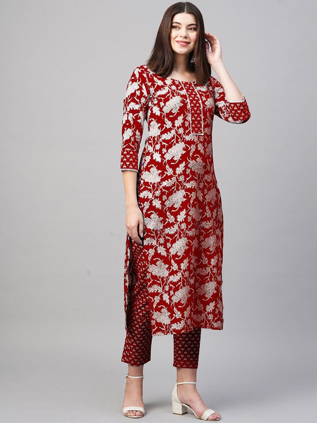 

GoSriKi Floral Printed Regular Straight Kurta with Trousers, Red
