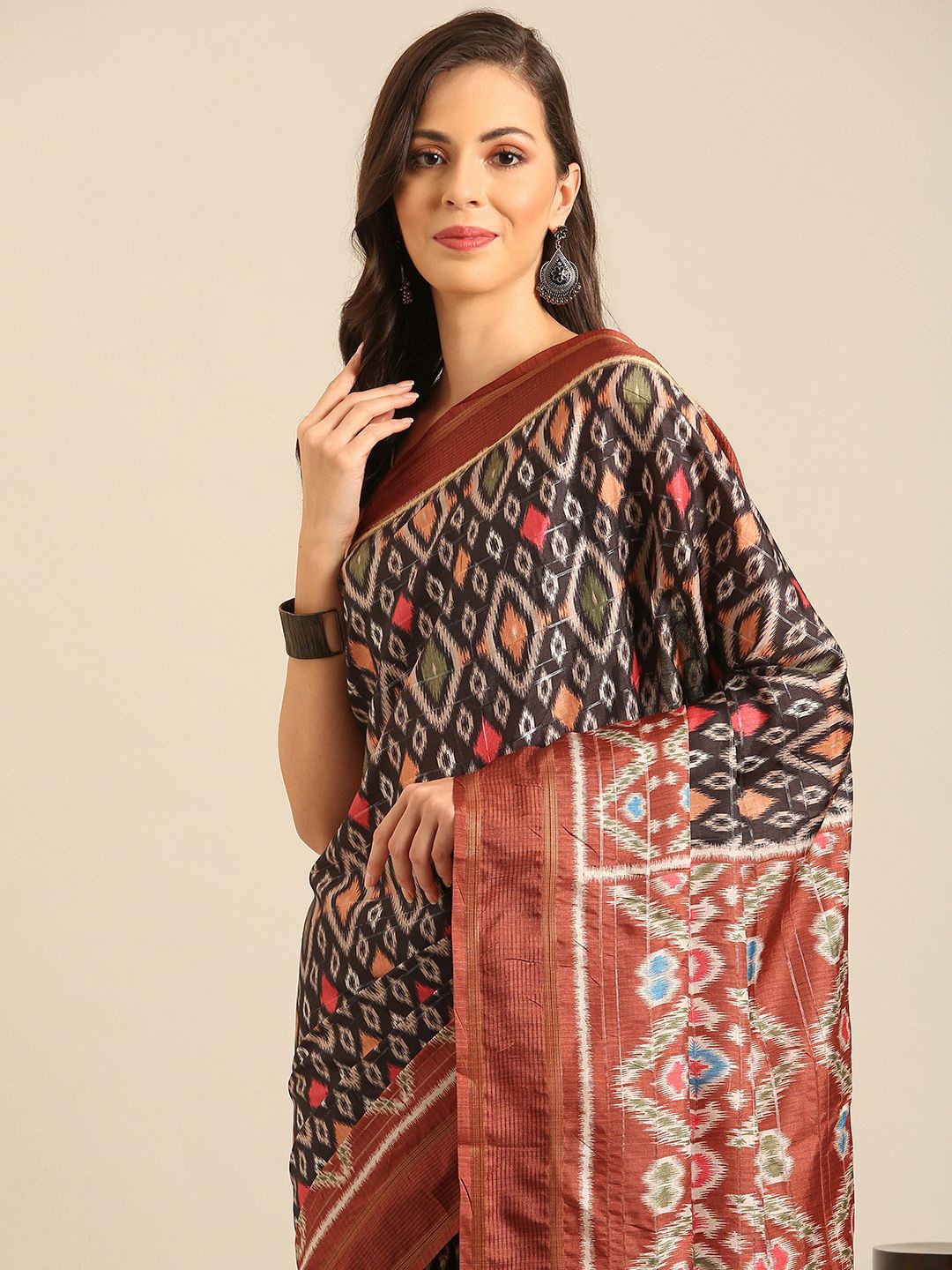 

Ishin Zari Geometric Printed Saree, Black