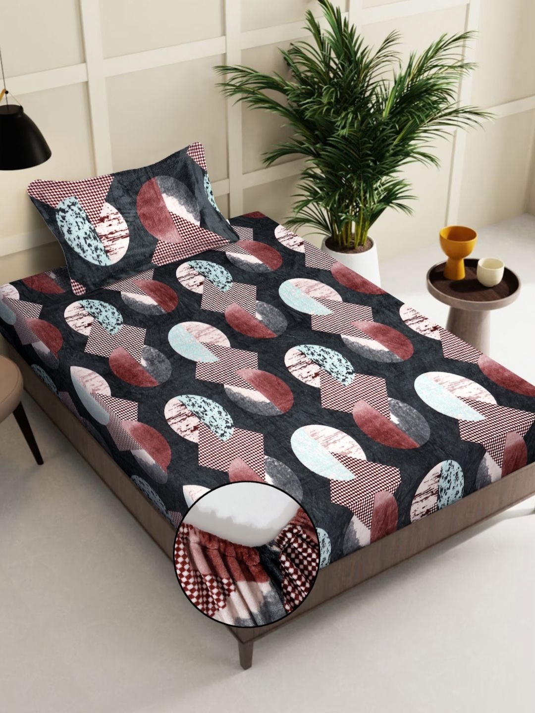 

KLOTTHE Brown & Black Geometric 300TC Fitted Double King Bedsheet With 2 Pillow Covers