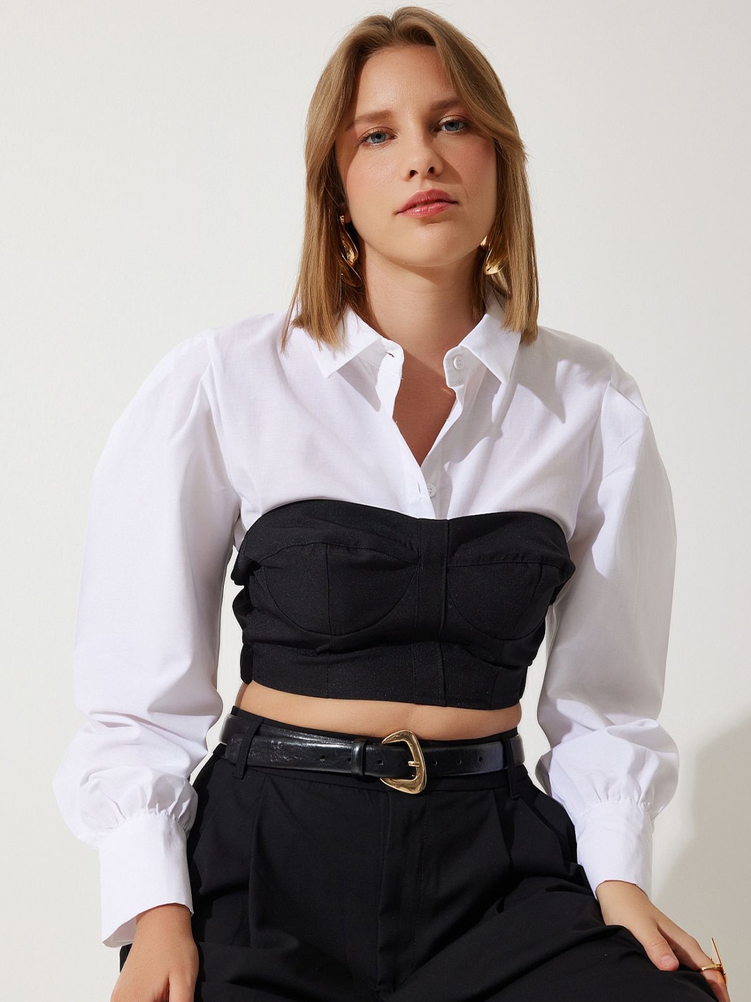 

Happiness istanbul Colourblocked Shirt Style Crop Top, Na