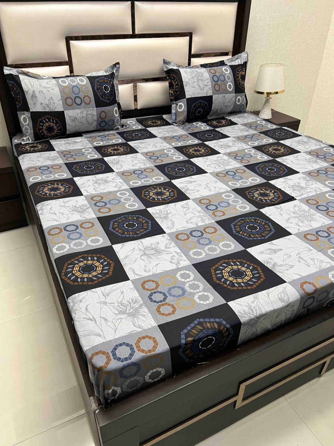 

Pure Decor Velar Sib Grey & White Geometric 400 TC King Bedsheet with 2 Pillow Covers