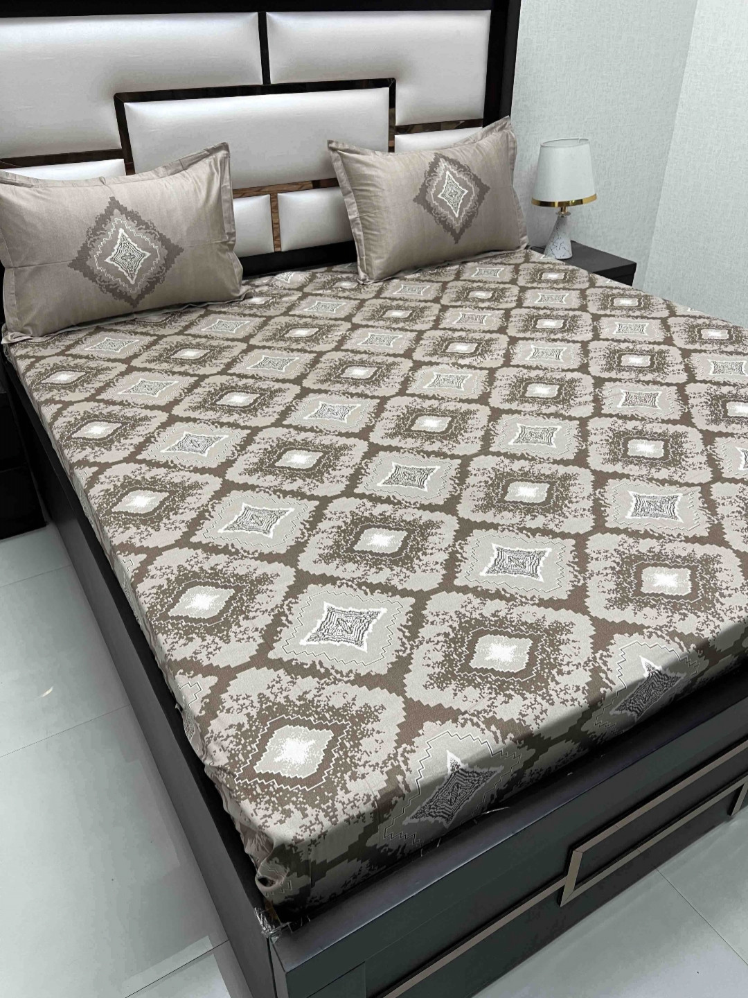 

Pure Decor Royal Majestic Brown & White Ethnic Motifs King Bedsheet with 2 Pillow Covers