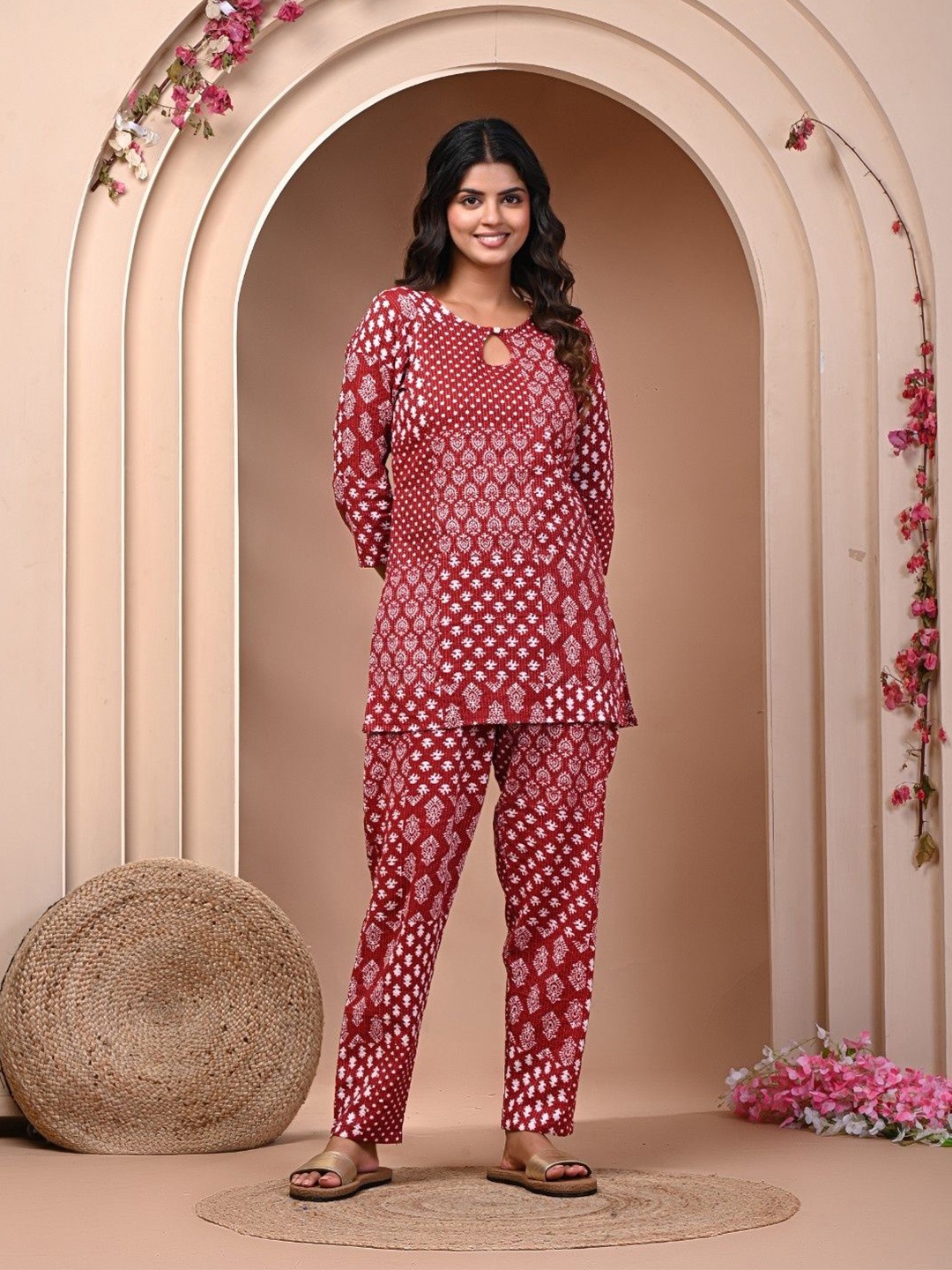 

Futra Gabha Women Ethnic Motifs Printed Pure Cotton Kurti & Trouser, Maroon