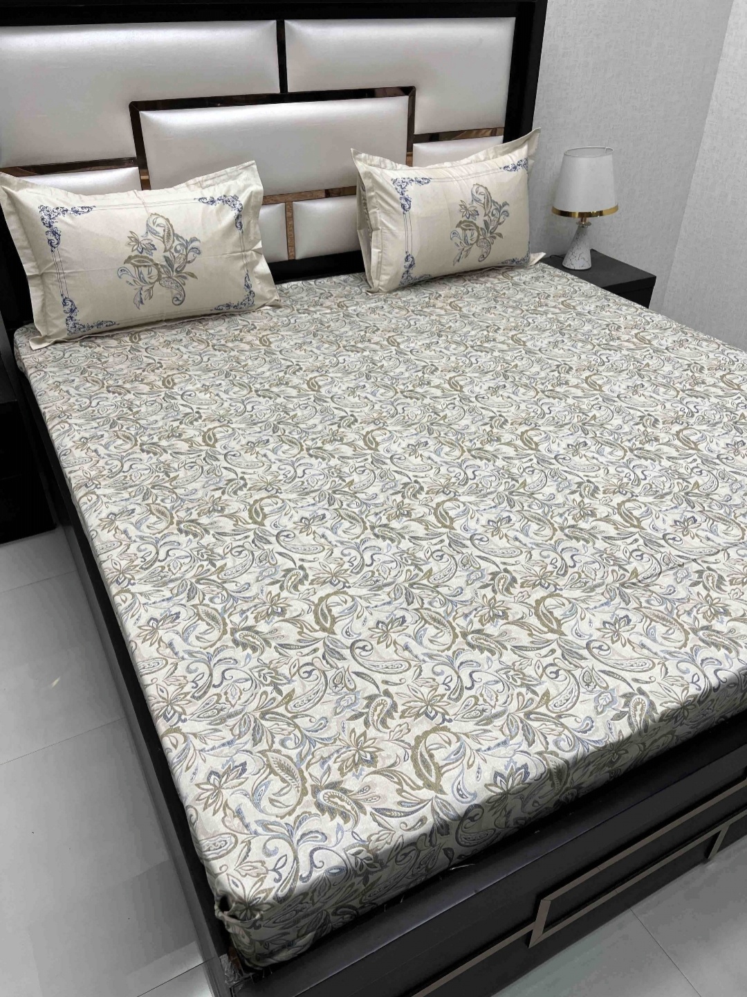 

Pure Decor Royal Majestic Cream-Coloured Ethnic Motifs King Bedsheet with 2 Pillow Covers