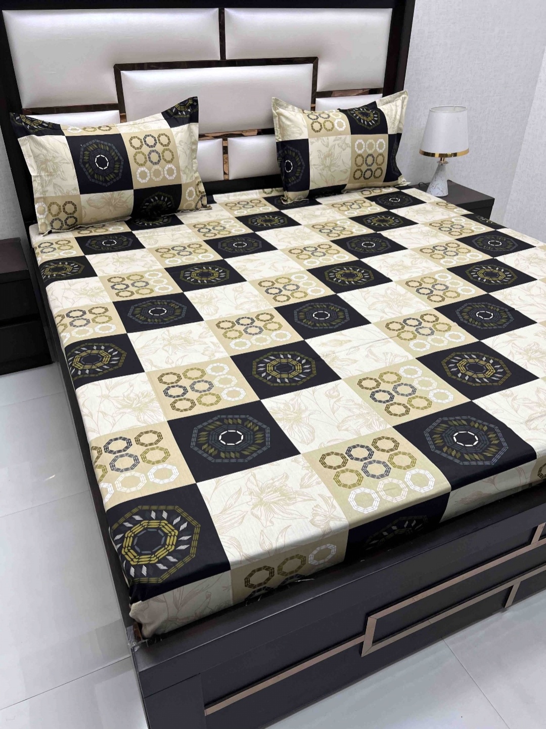 

Pure Decor Velar Sib White & Black Geometric 400TC Cotton King Bedsheet & 2 Pillow Cover