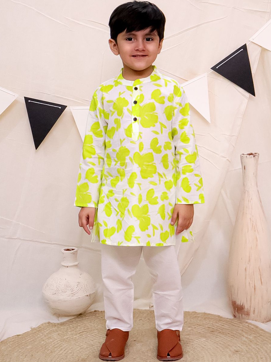 

Ka-mee Boys Floral Printed Regular Pure Cotton Kurta with Pyjamas, Green